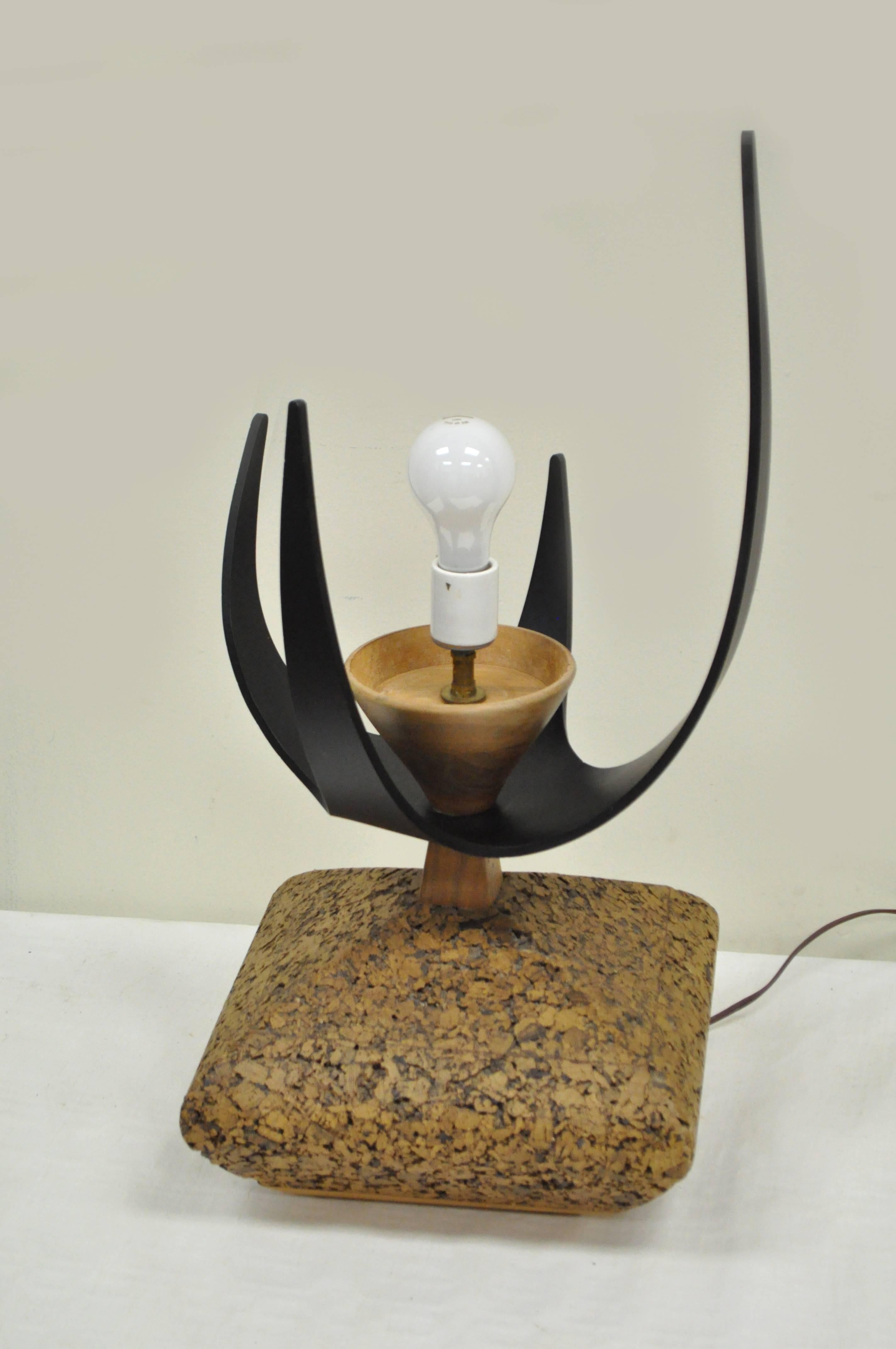 Lynard of California, moderne Ei-Tischlampe aus zerknittertem Korkglas, Nussbaum, Atomic-Ära im Angebot 1
