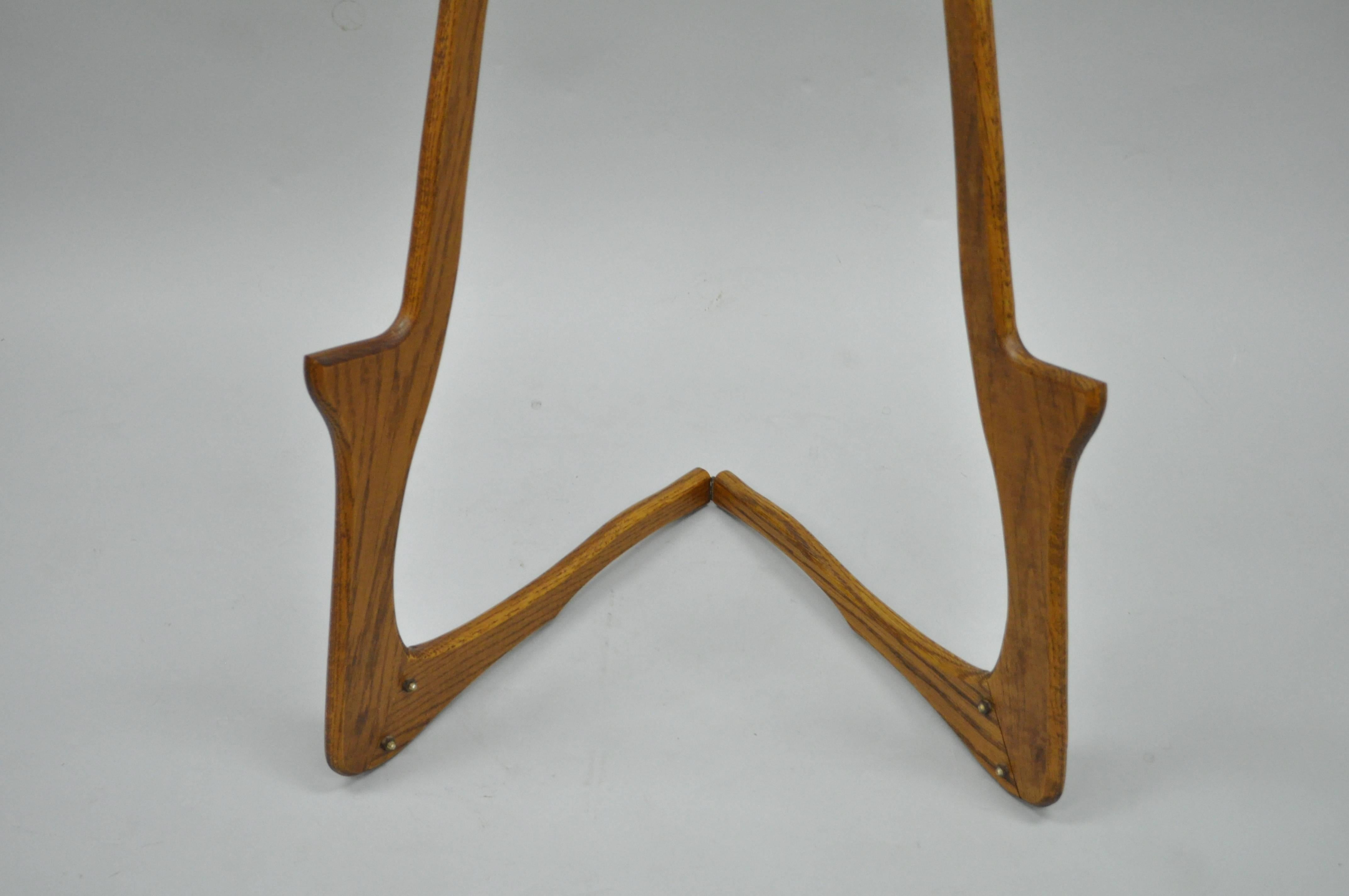 Sculptural Wishbone Mid-Century Danish Modern Oak Folding Art Display Easel In Excellent Condition In Philadelphia, PA