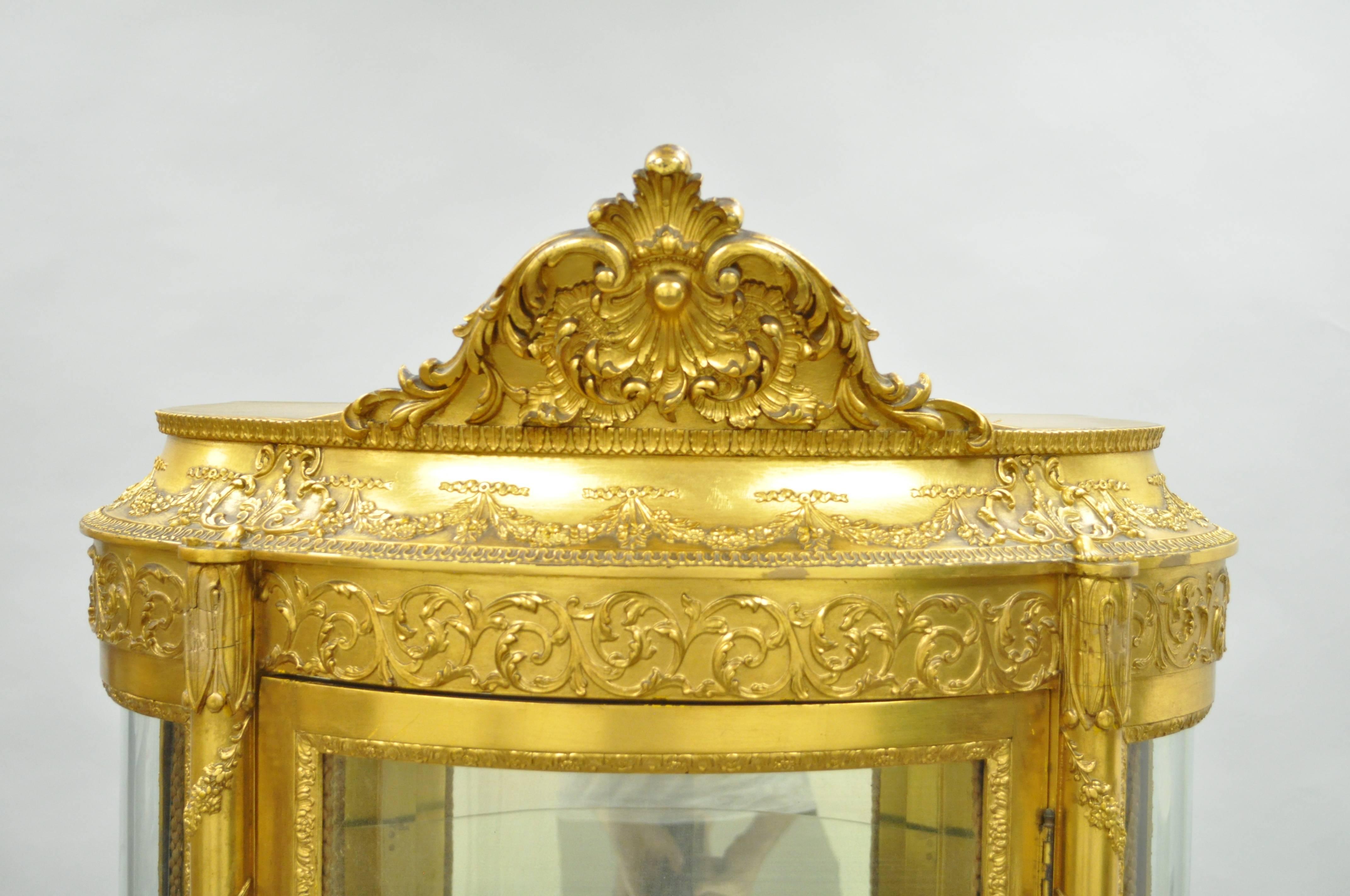 Français Meuble de vitrine de style Louis XV en bois doré et verre incurvé Vernis Martin