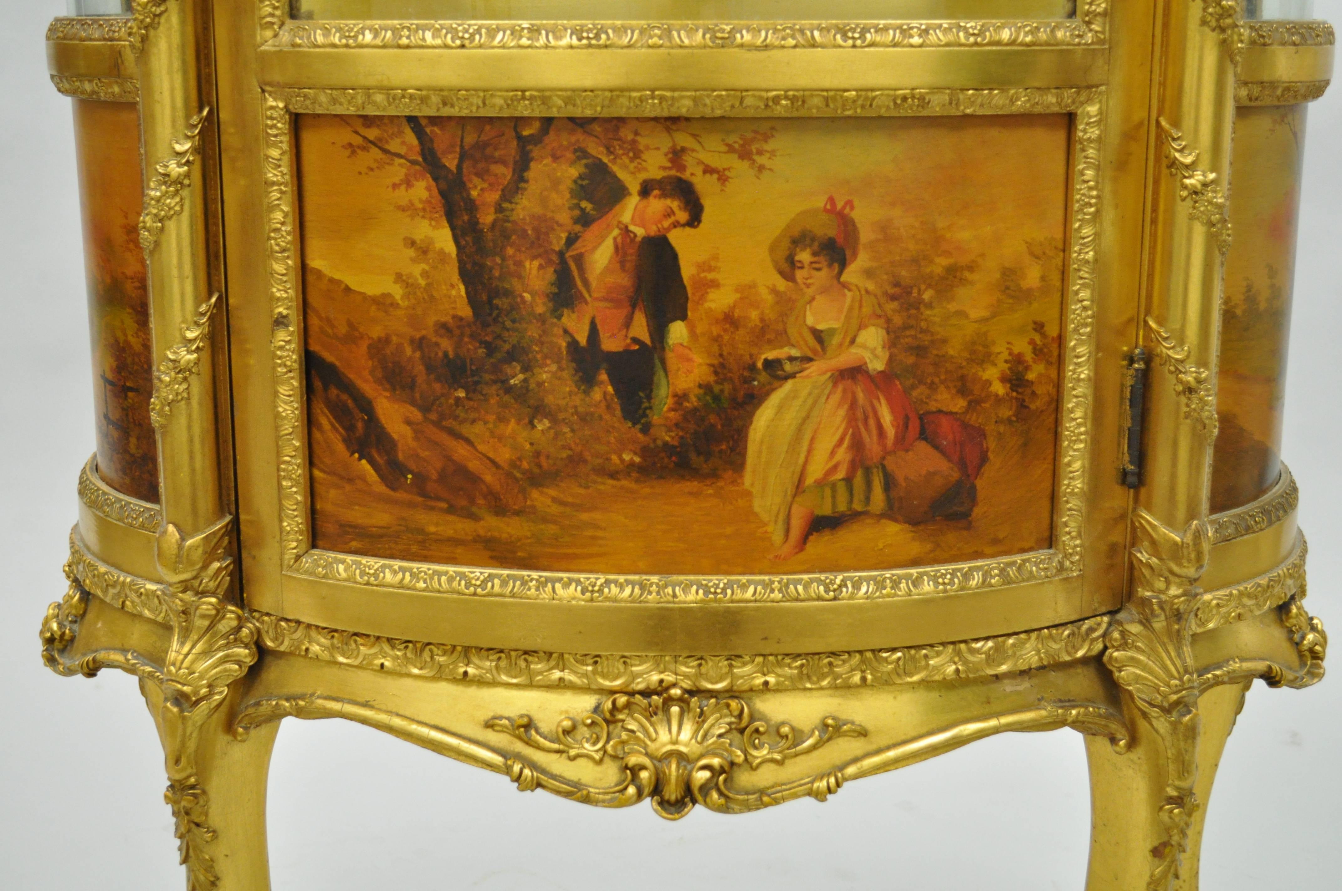 XIXe siècle Meuble de vitrine de style Louis XV en bois doré et verre incurvé Vernis Martin