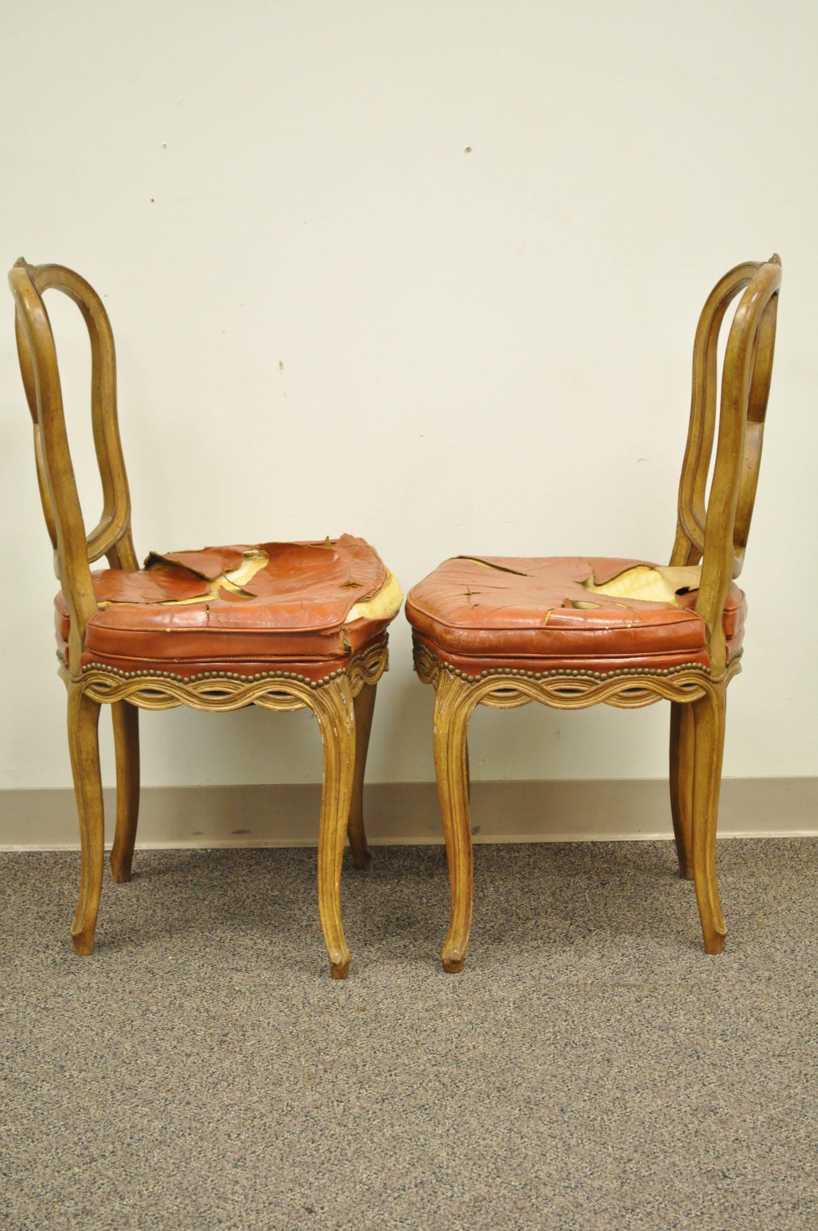Milieu du XXe siècle 6 chaises de salle à manger rococo à dossier ruban Pretzel de style Hollywood Regency provincial français en vente