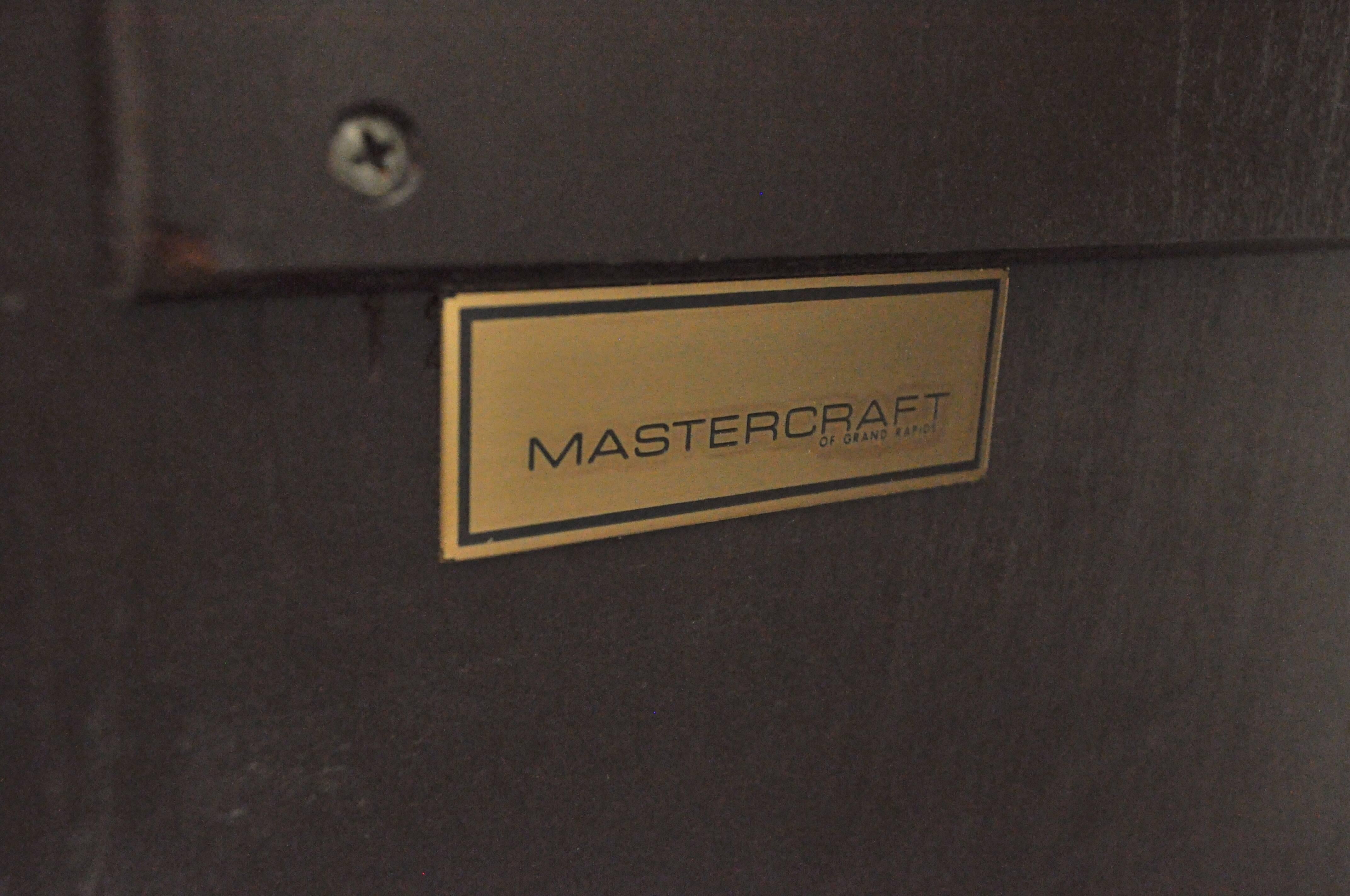 Ottone Mastercraft Amboyna Burl Wood, mobile da esposizione francese Hollywood Regency in vendita