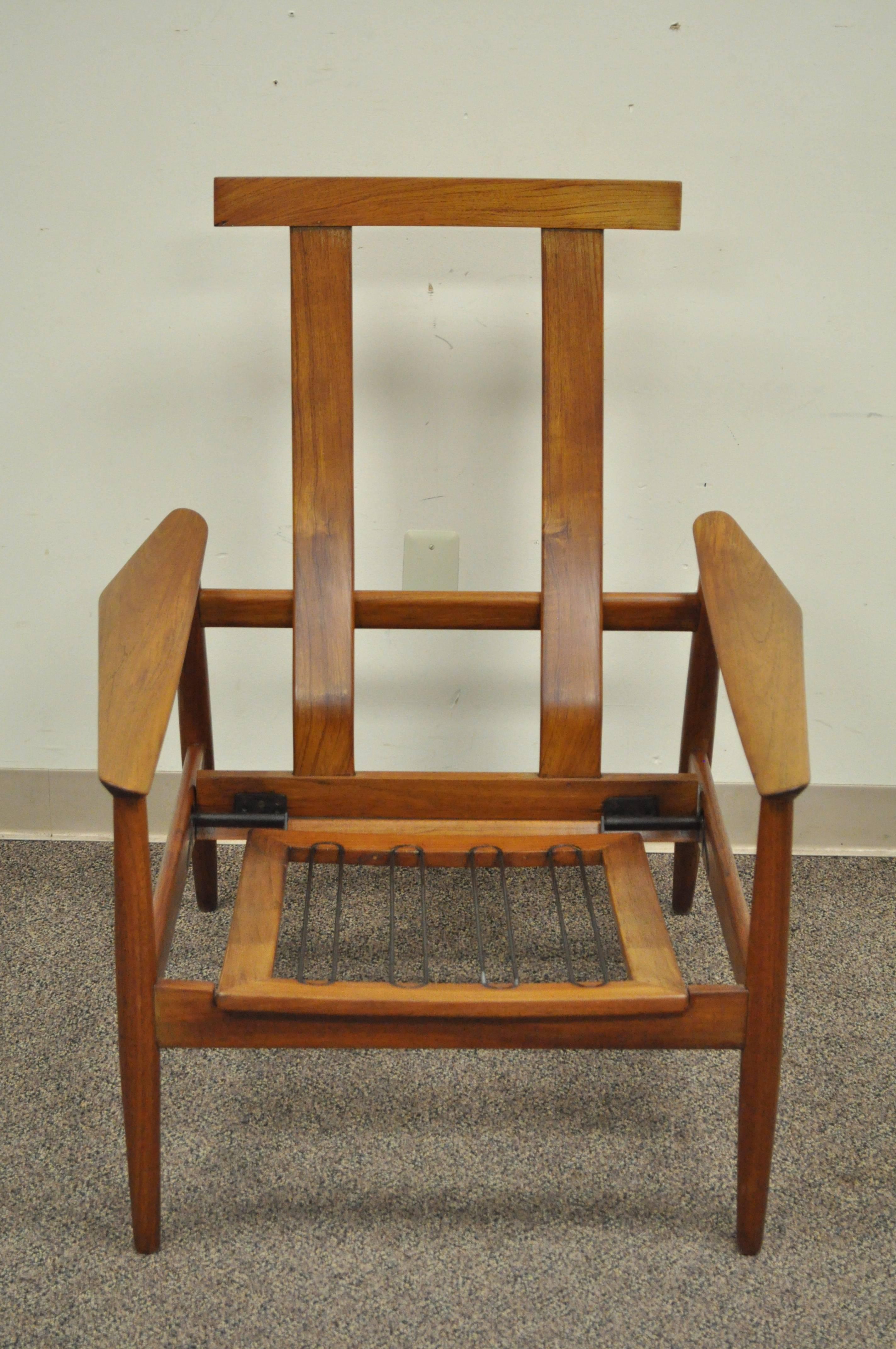 Vintage Arne Vodder FD-164 Teak Mid-Century Danish Modern reclining lounge chair. Item features a solid teakwood frame, sculptural form, three adjustable reclining positions. Unmarked.