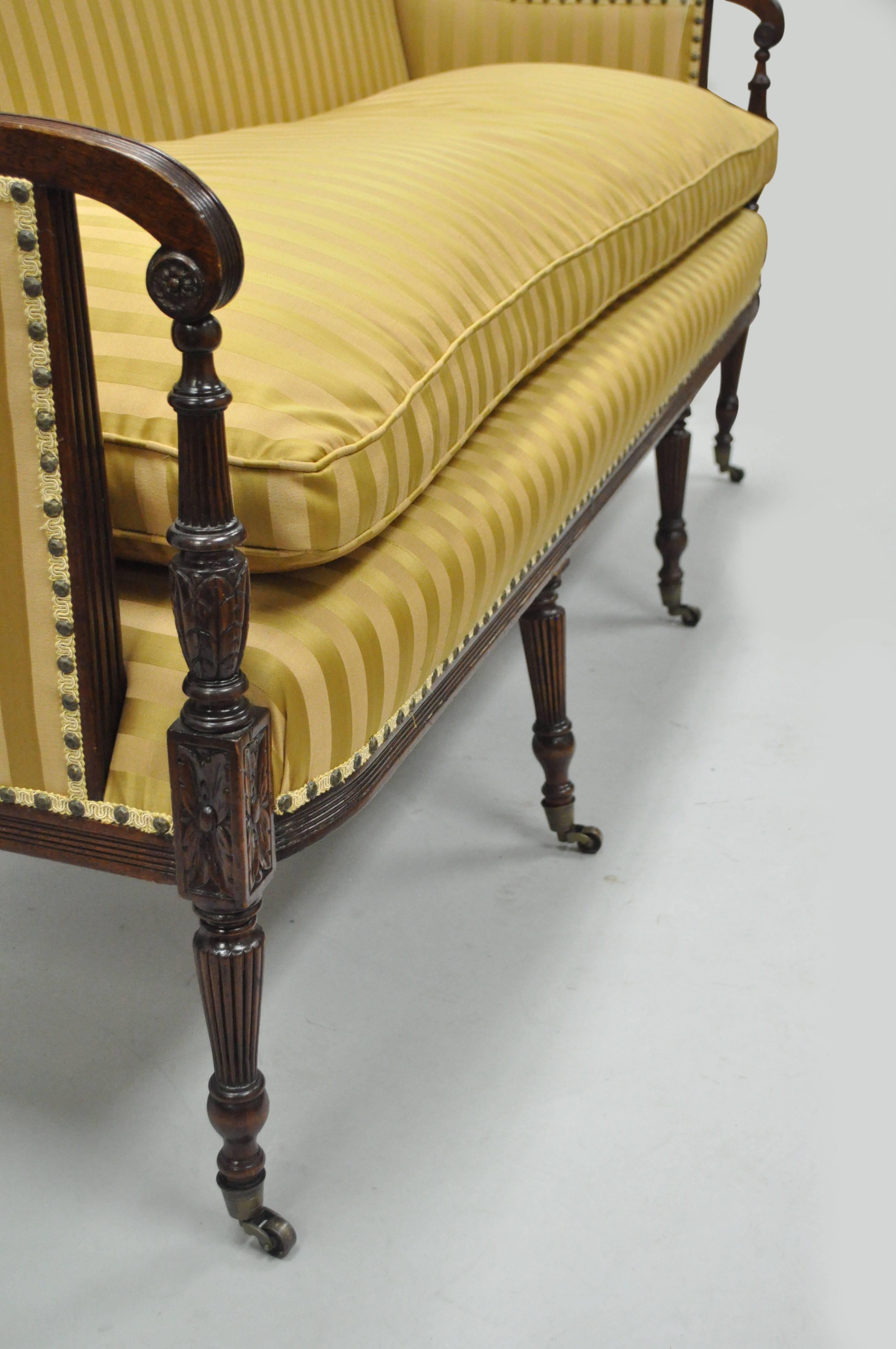 19th C Classical American Federal Cornucopia Carved Mahogany Sheraton Style Sofa In Good Condition In Philadelphia, PA