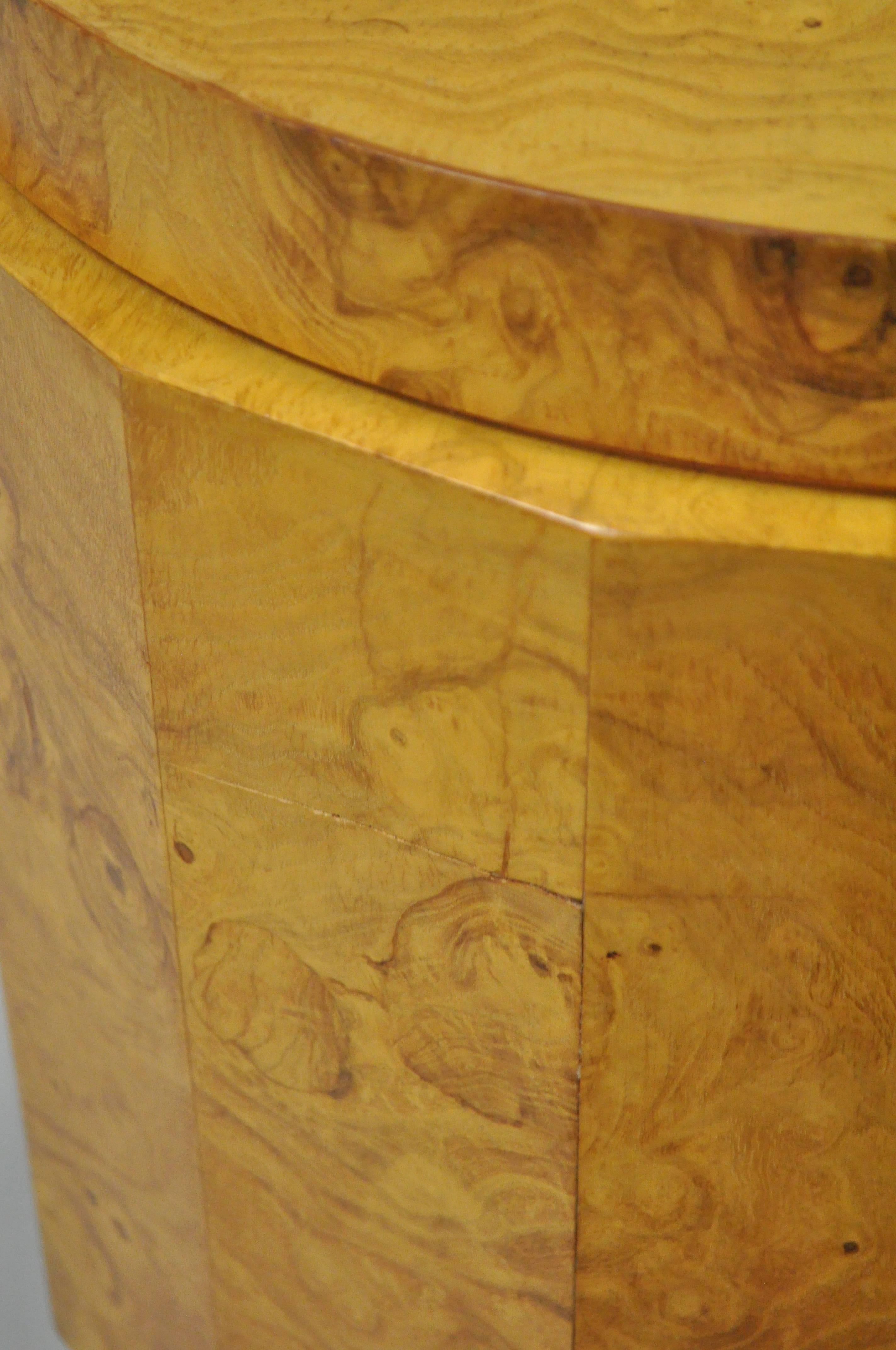 Broussin Edward Wormley Dunbar table à tambour d'appoint à piédestal en bois de ronce 6302F mi-siècle en vente