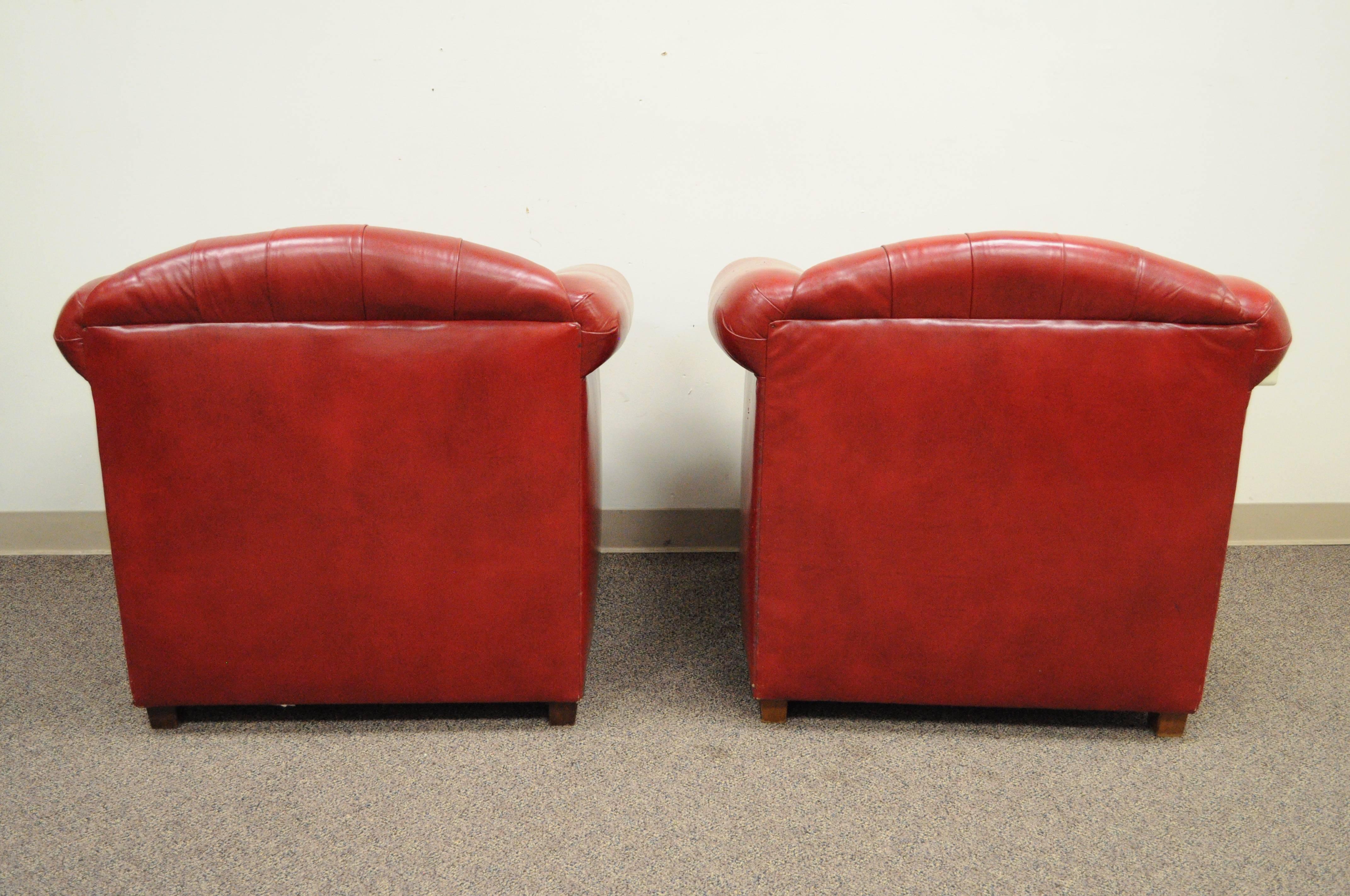 Paar rote Lederstühle im englischen Chesterfield-Stil mit Knöpfen und Tufting:: Club Lounge Chairs 4