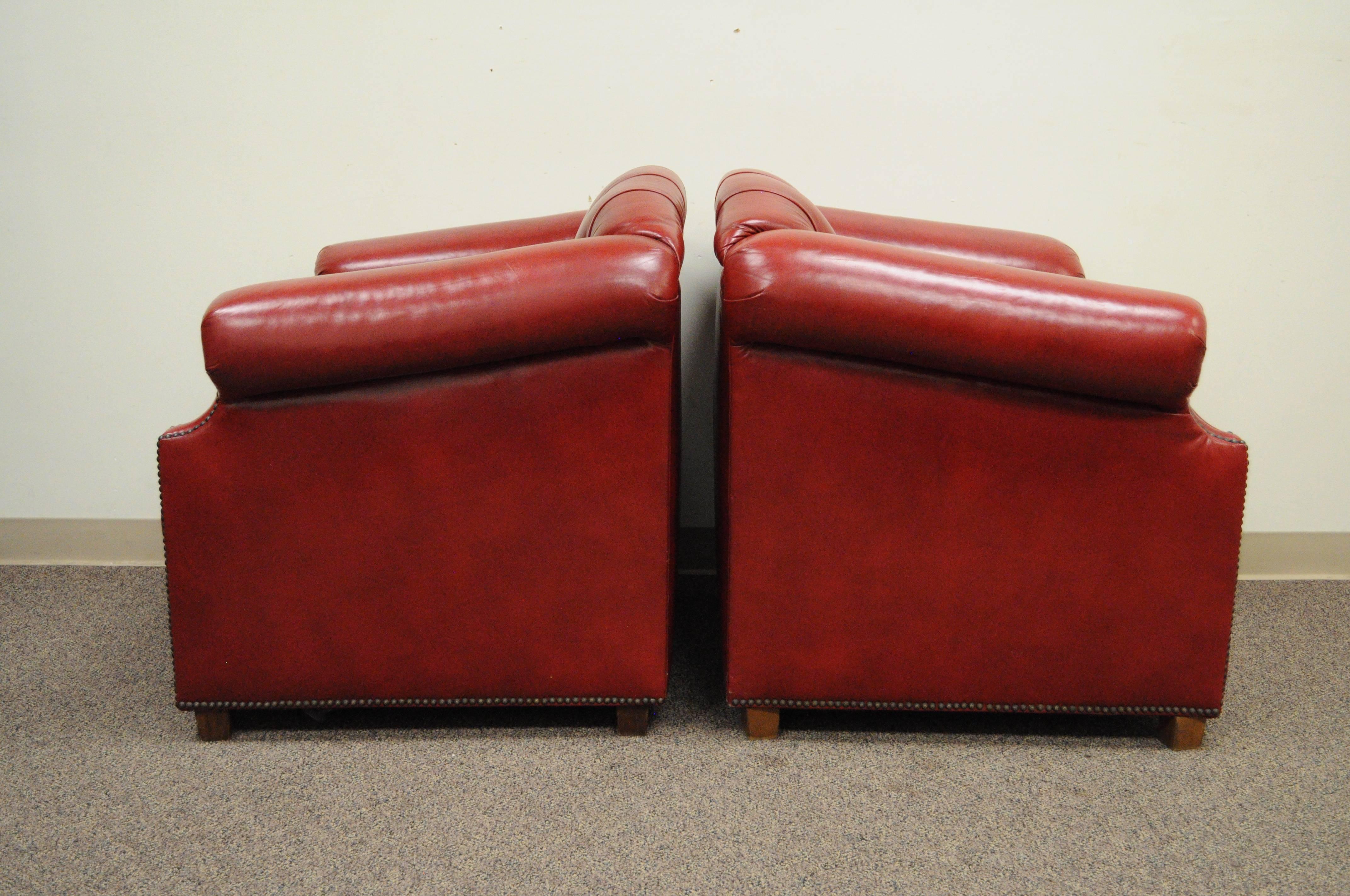 Paar rote Lederstühle im englischen Chesterfield-Stil mit Knöpfen und Tufting:: Club Lounge Chairs (amerikanisch)