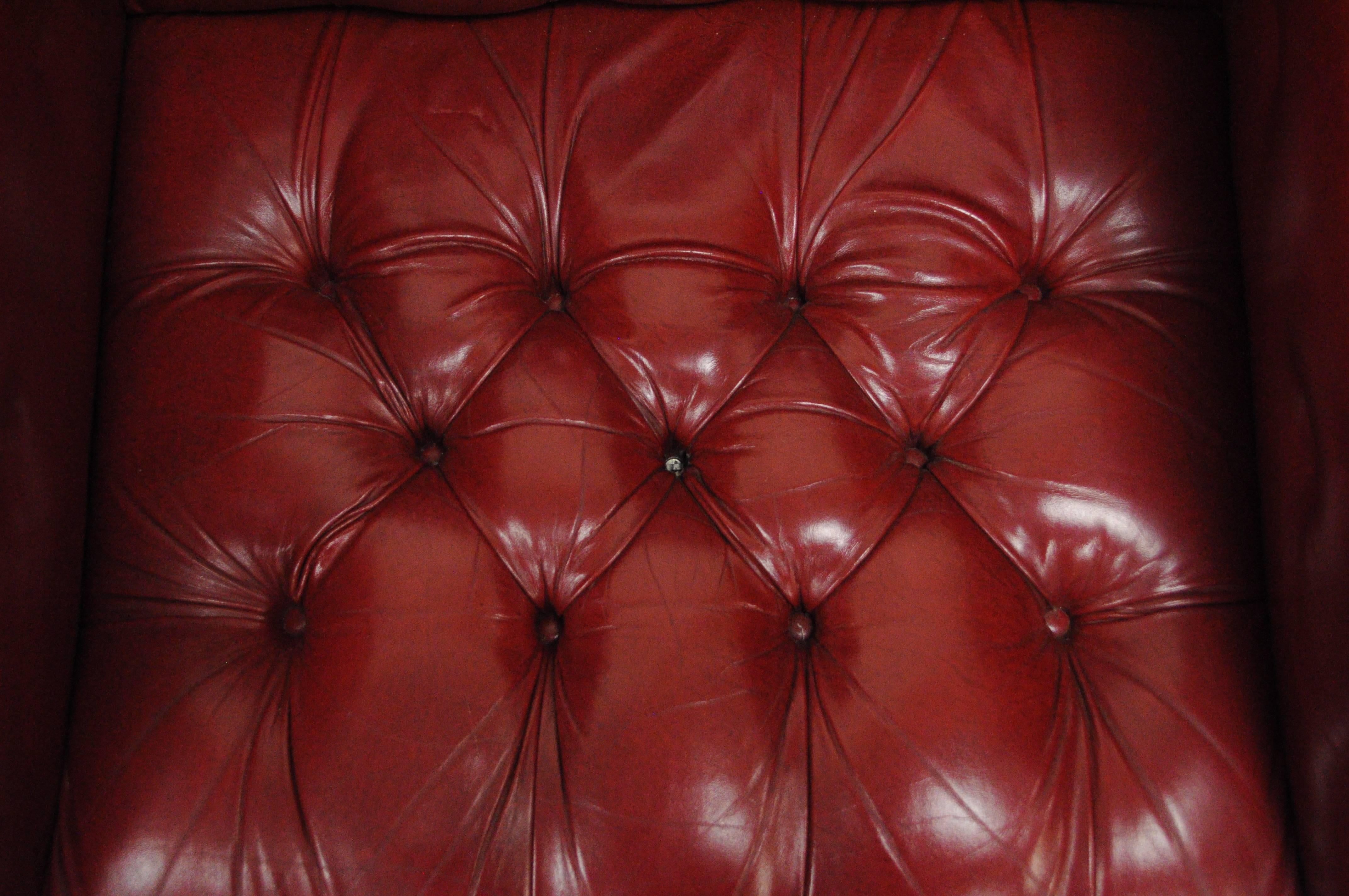 Paar rote Lederstühle im englischen Chesterfield-Stil mit Knöpfen und Tufting:: Club Lounge Chairs im Zustand „Gut“ in Philadelphia, PA
