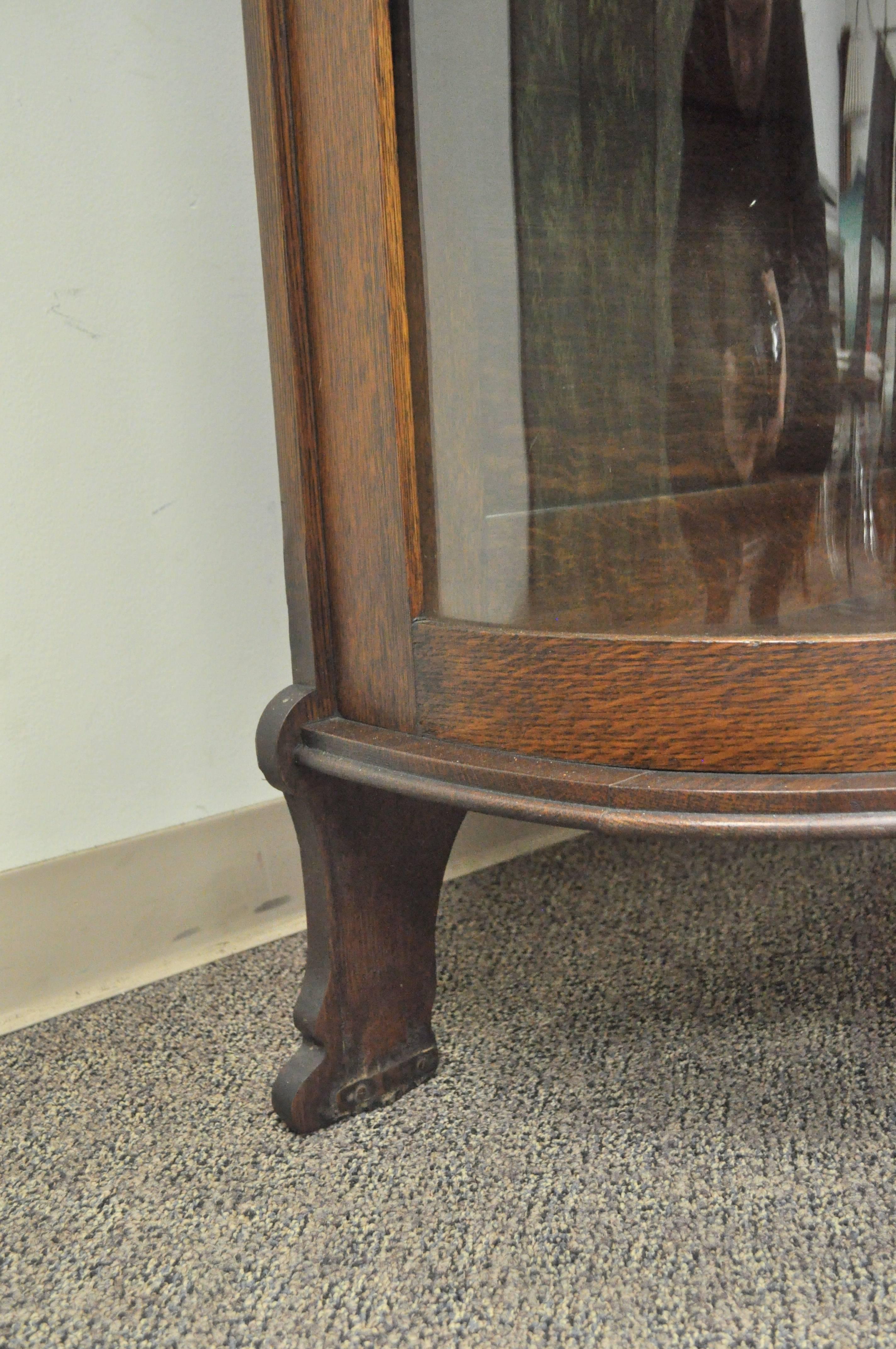 Antique Tiger Oak Bow Front Curved Glass and Mirror Curio Display China Cabinet In Good Condition In Philadelphia, PA