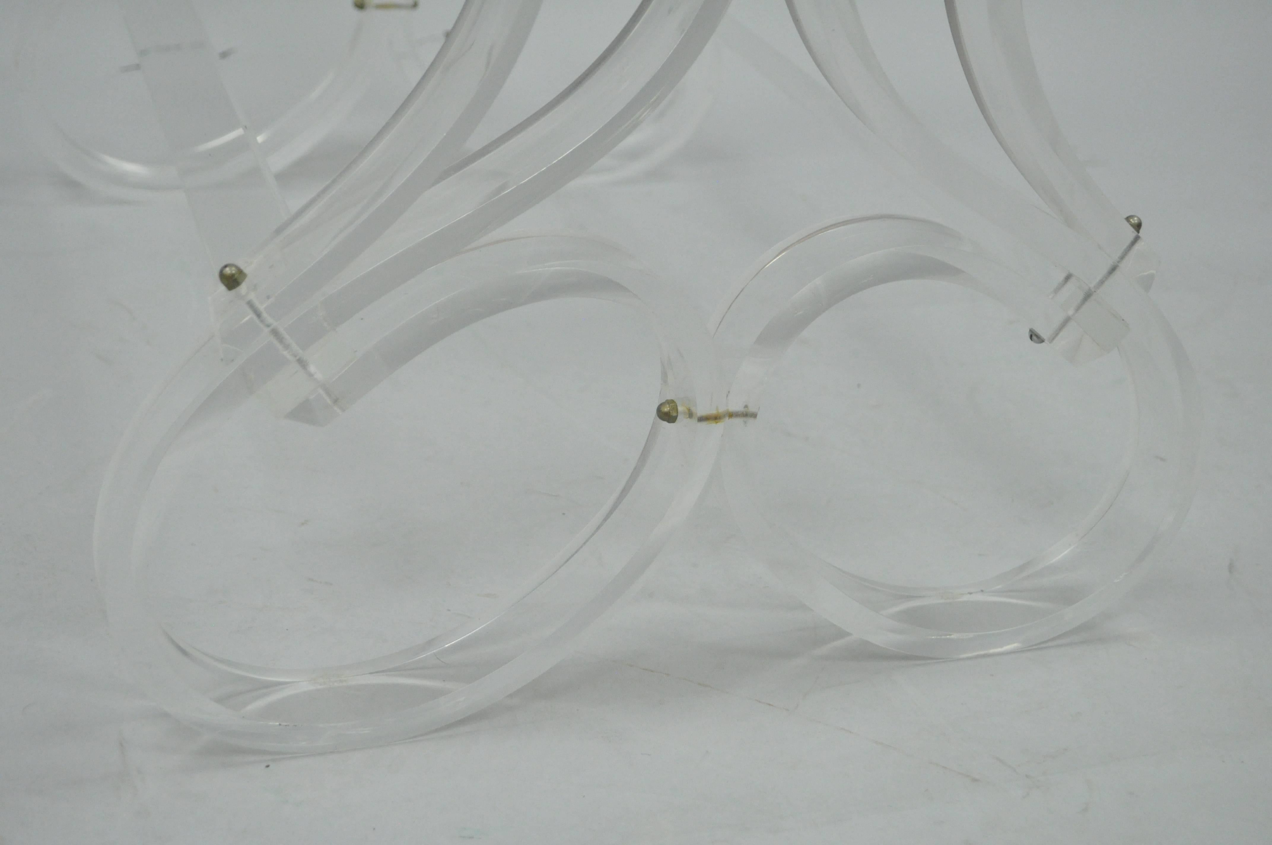 Hollywood Regency-Couchtisch aus Lucite und Glas mit Schnörkeln, Moderne der Mitte des Jahrhunderts im Angebot 1