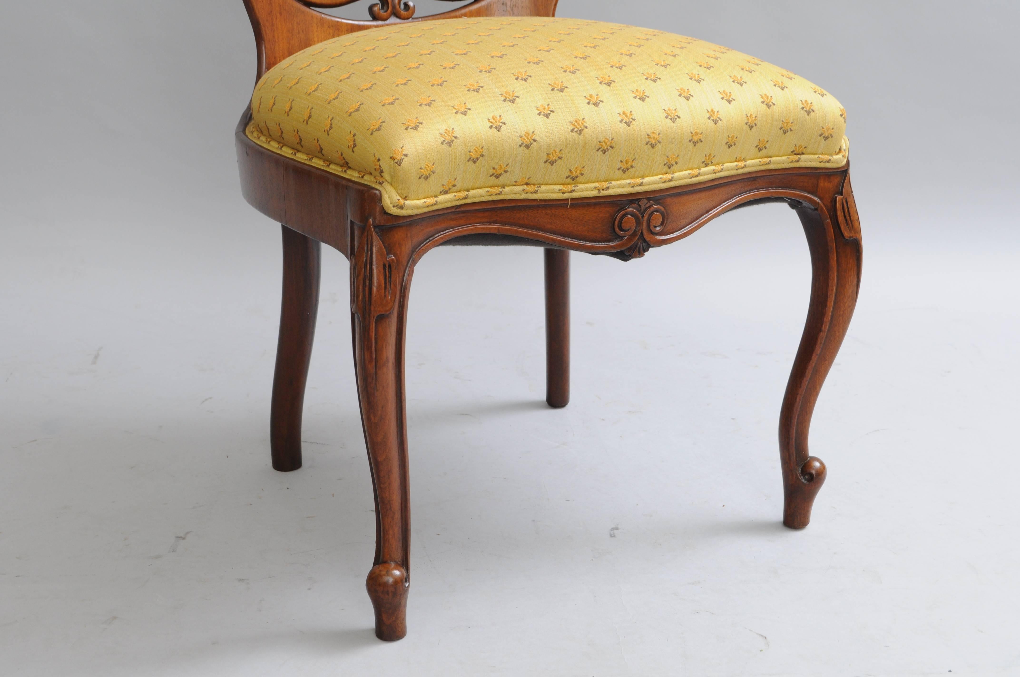 Viktorianischer Rokoko-Revival-Sessel aus laminiertem Nussbaumholz mit Schnörkeln John Belter (Laminiert) im Angebot