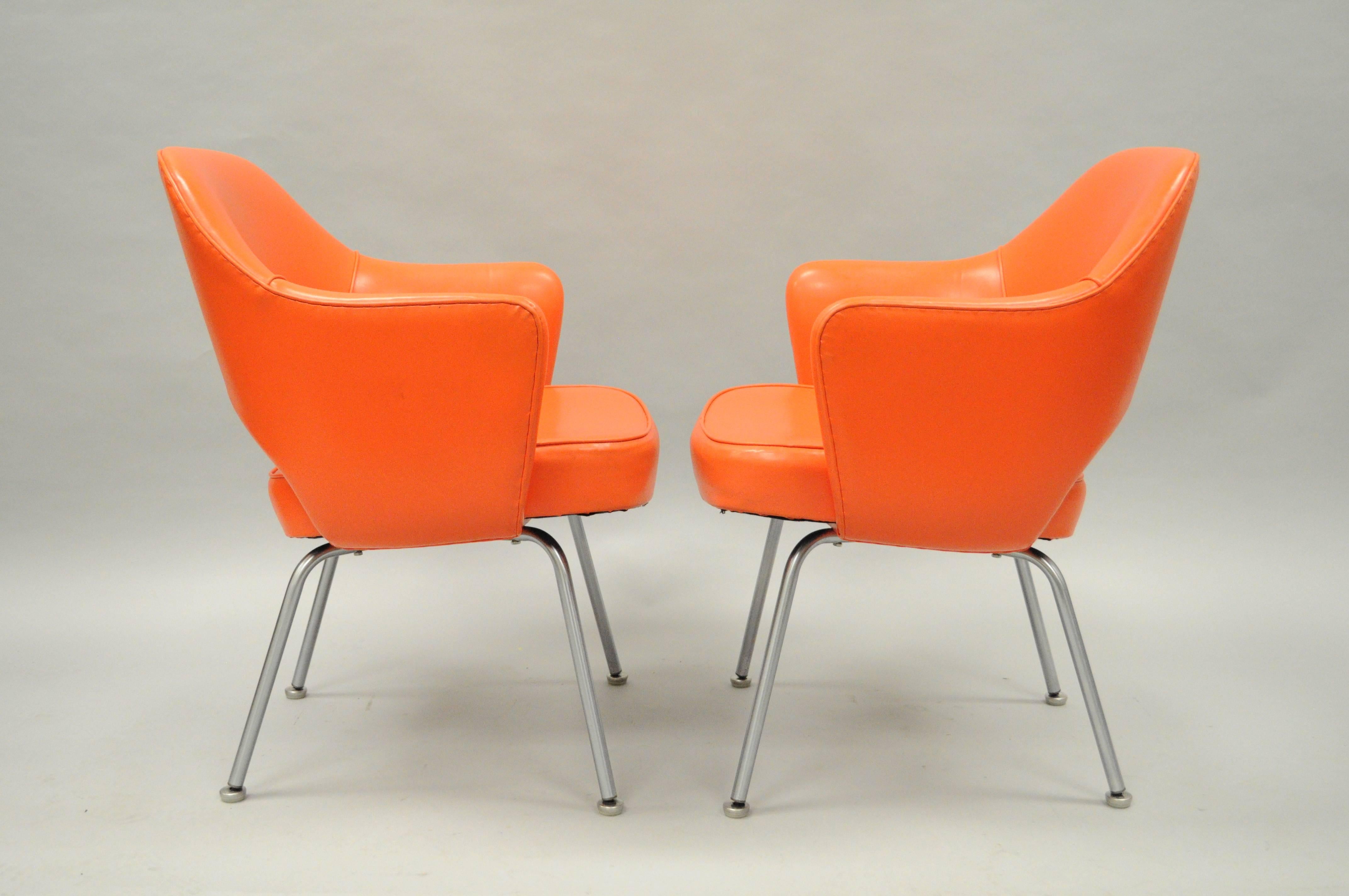 Paar Chefsessel von Eero Saarinen für Knoll, frühes Original orangefarbenes Vinyl (Moderne der Mitte des Jahrhunderts) im Angebot