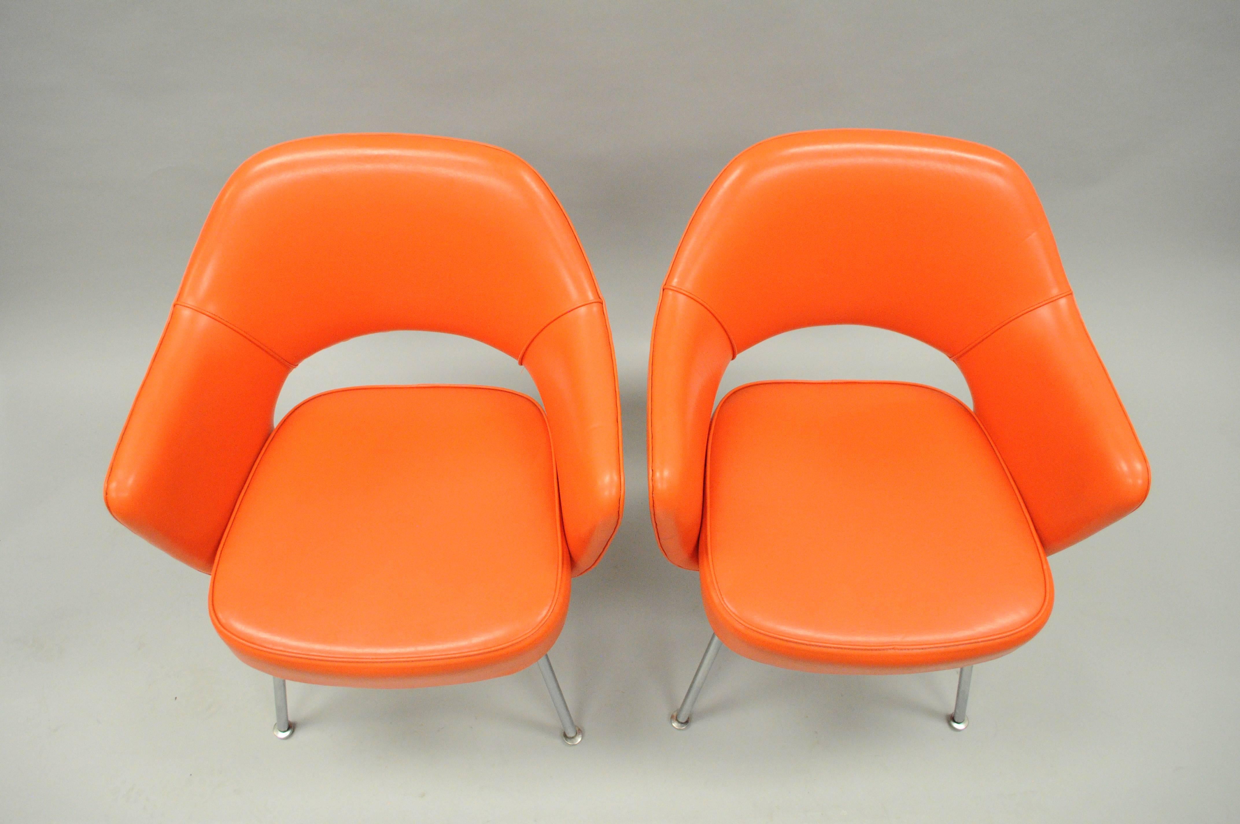 Paar Chefsessel von Eero Saarinen für Knoll, frühes Original orangefarbenes Vinyl (amerikanisch) im Angebot