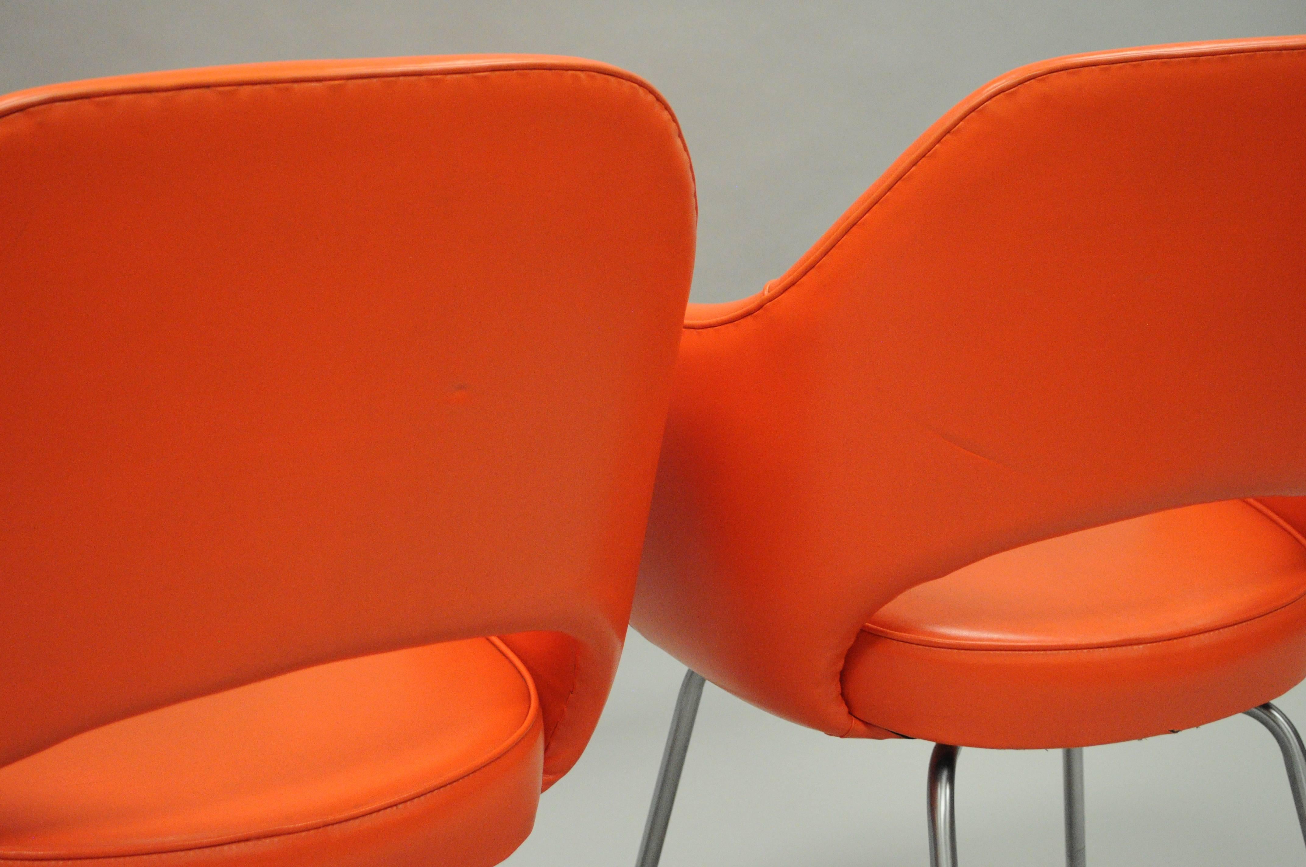 Pair of Eero Saarinen for Knoll Executive Arm Chairs Early Original Orange Vinyl In Good Condition For Sale In Philadelphia, PA