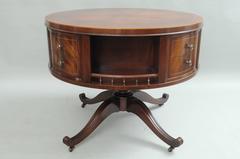 Table tambour de bibliothèque tournante de style Regency en acajou incrusté de bandes sunburst