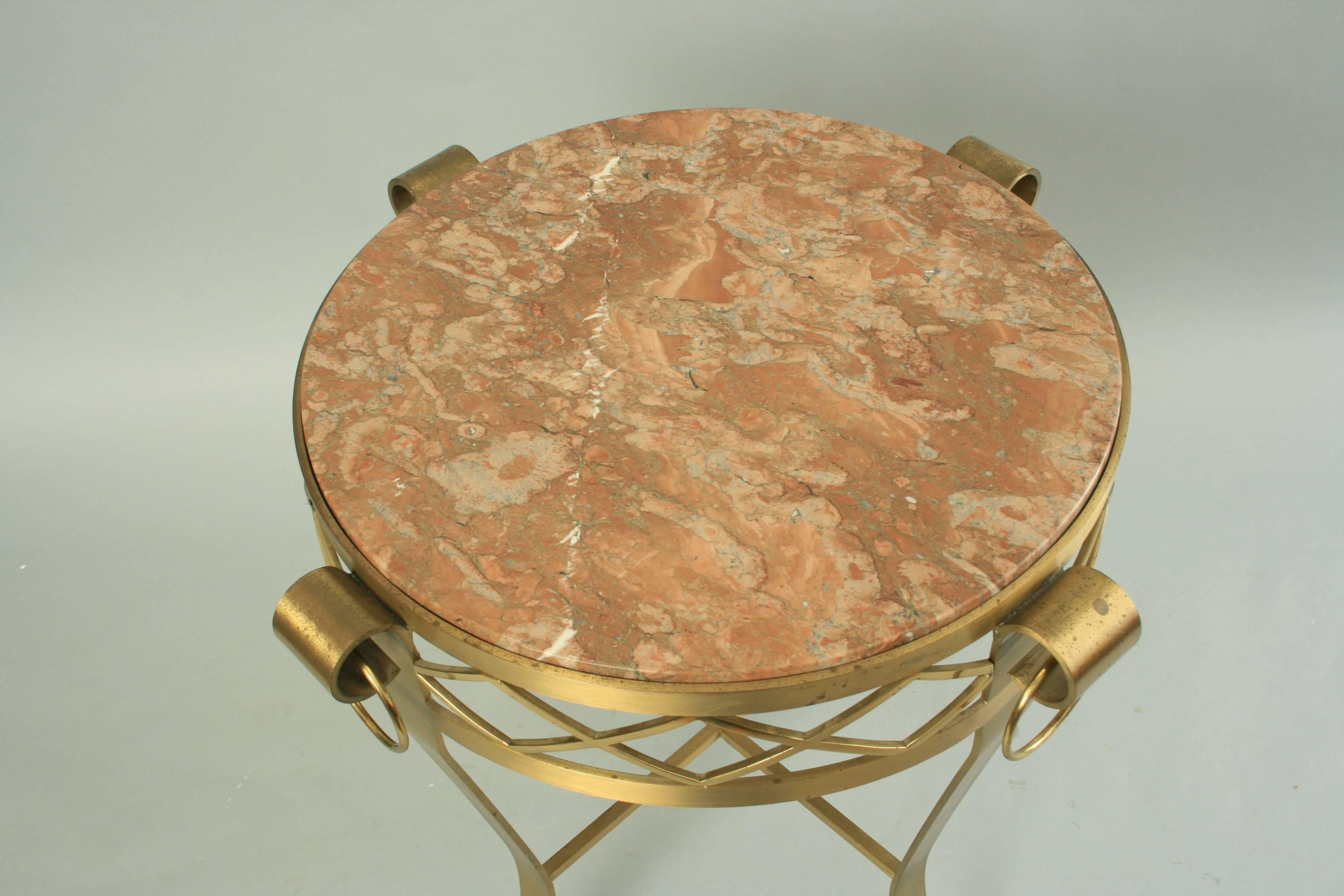 Neoklassizistischer runder Rogue-Gueridon-Beistelltisch mit Marmorplatte aus Bronze (20. Jahrhundert) im Angebot