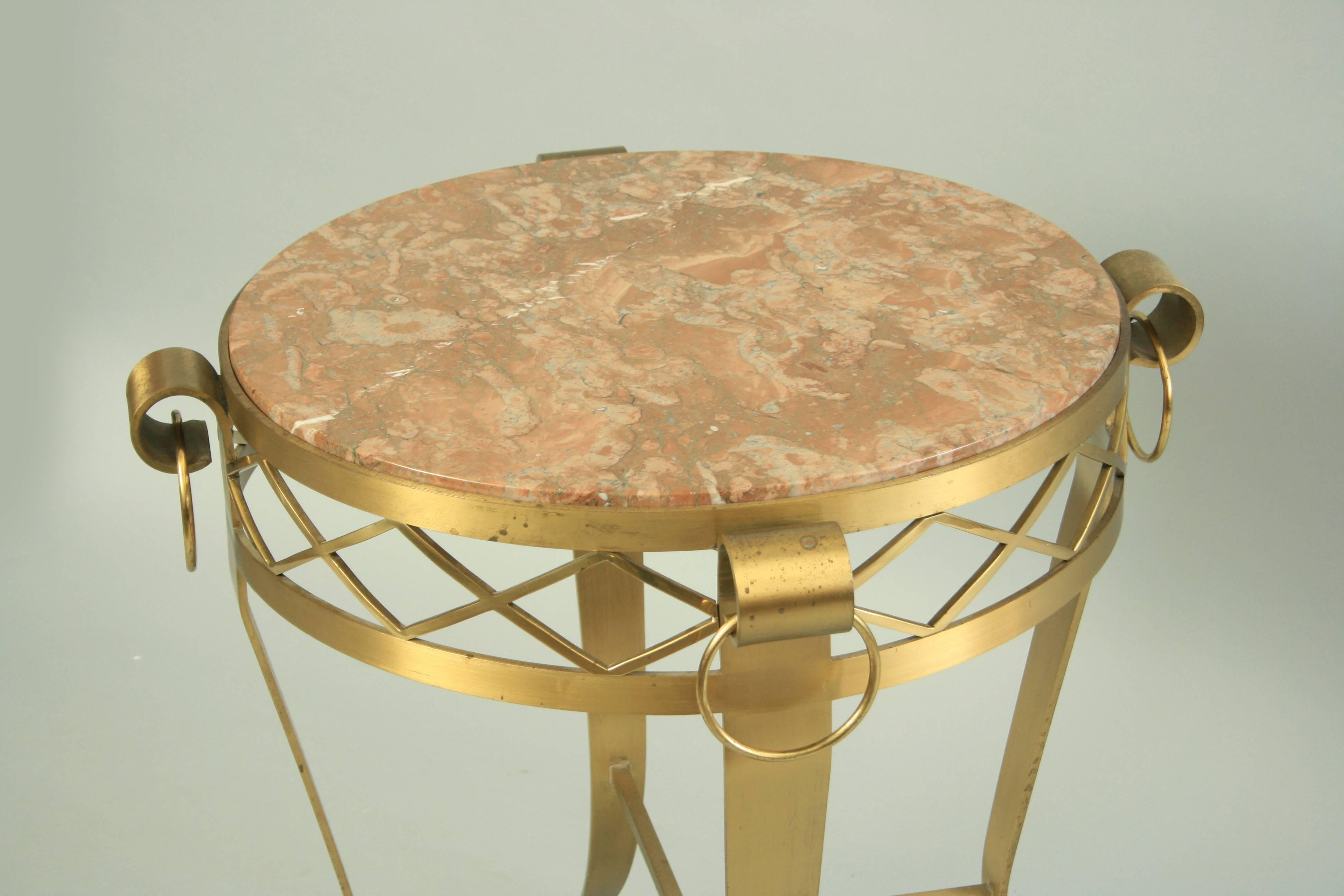 Neoklassizistischer runder Rogue-Gueridon-Beistelltisch mit Marmorplatte aus Bronze im Angebot 3