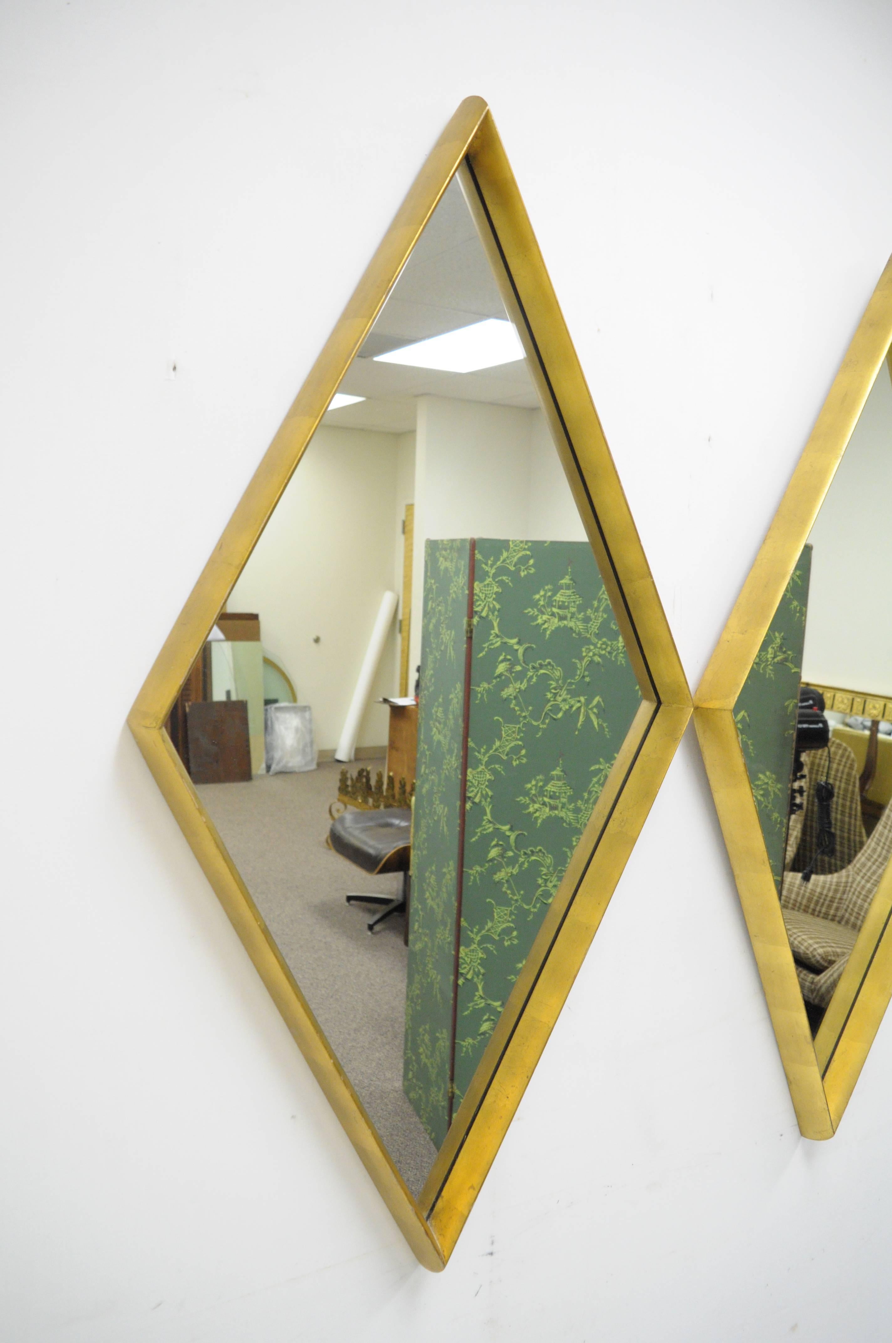 Hollywood Regency Paire de miroirs muraux en forme de diamant avec cadre en bois profond et feuilles d'or, attribués à Labarge en vente