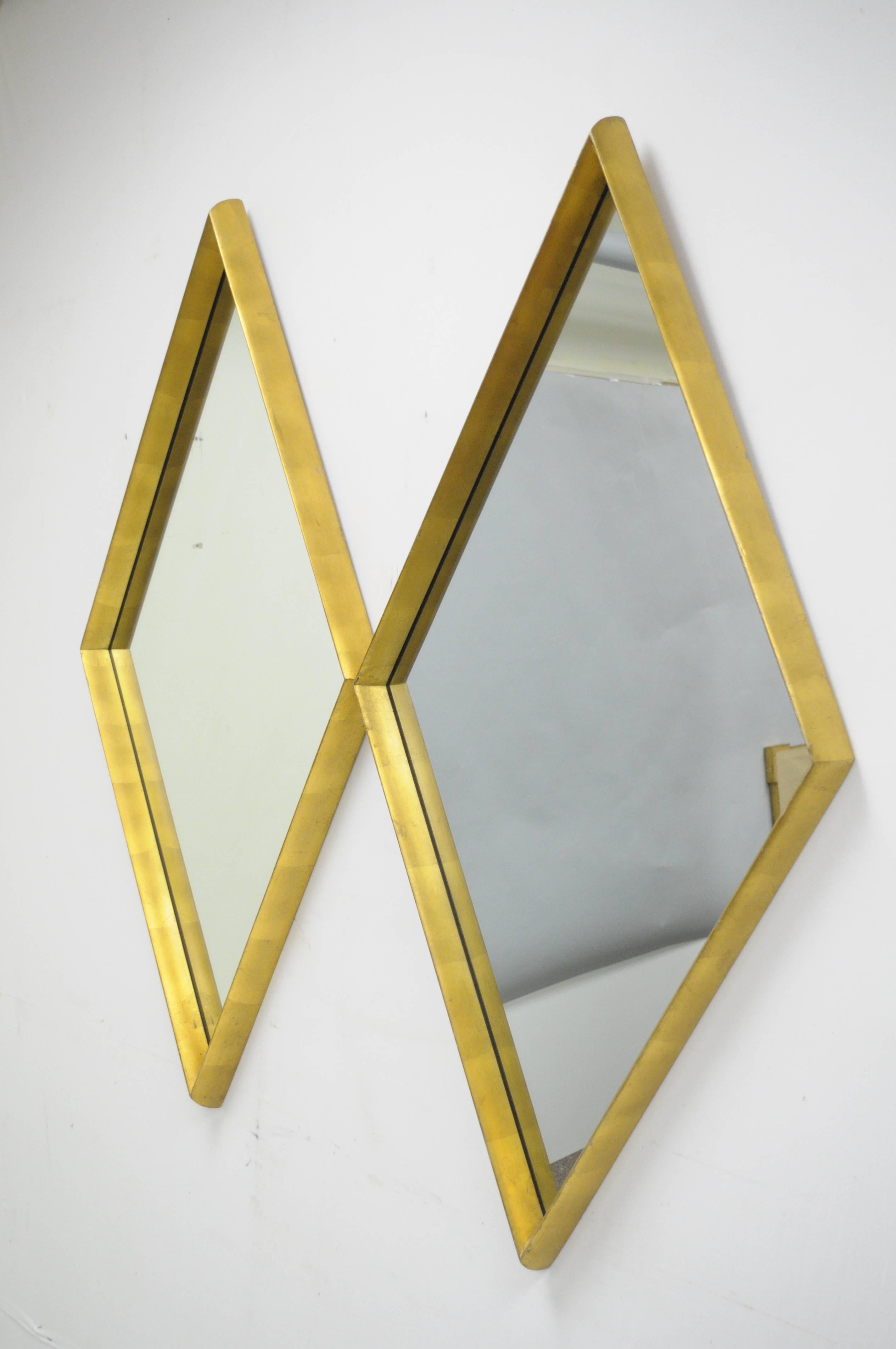 Paire de miroirs muraux en forme de diamant avec cadre en bois profond et feuilles d'or, attribués à Labarge en vente 3