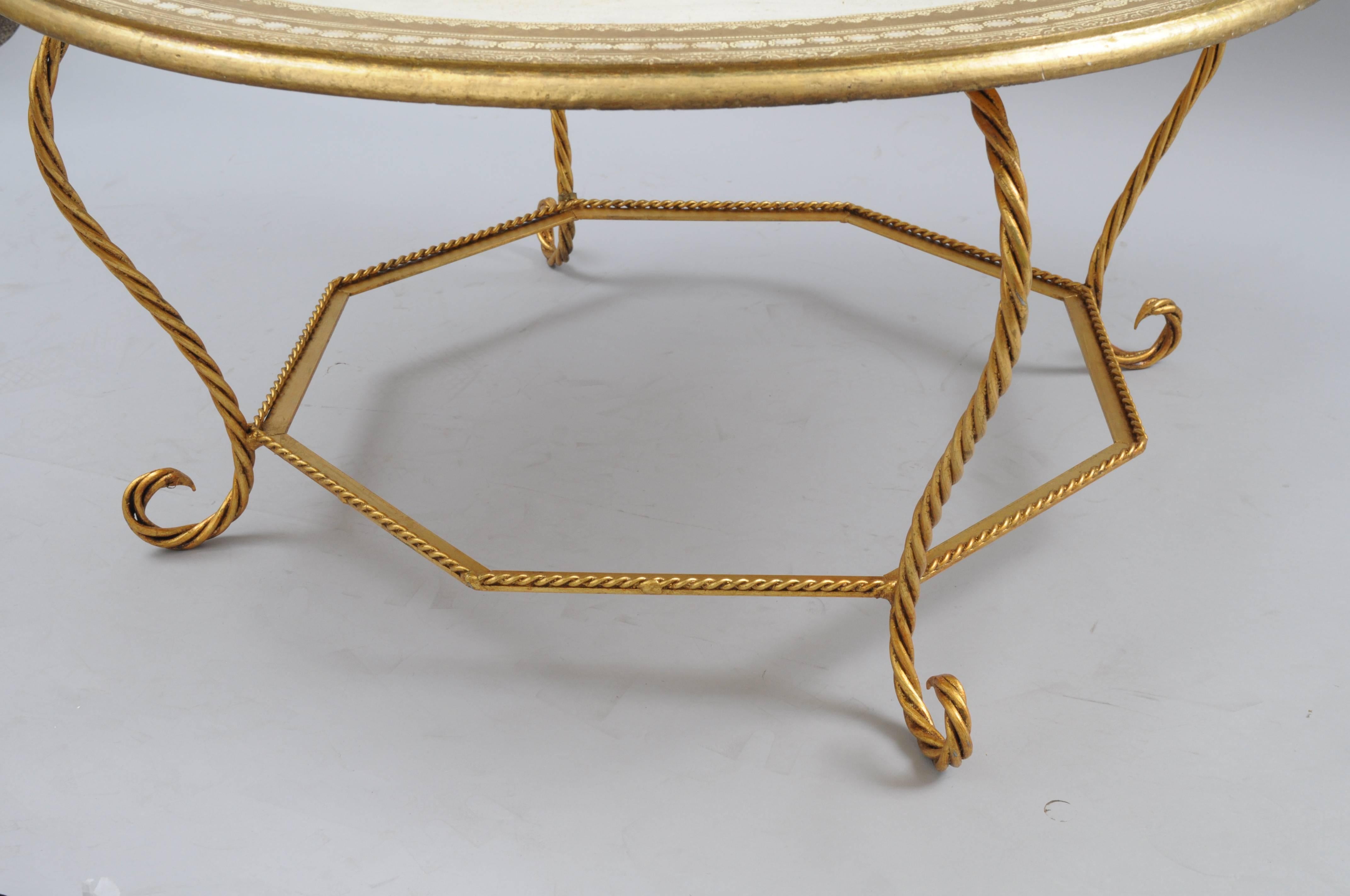Italian Florentine Hollywood Regency Gold Wood & Iron Rope Round Coffee Table In Excellent Condition In Philadelphia, PA