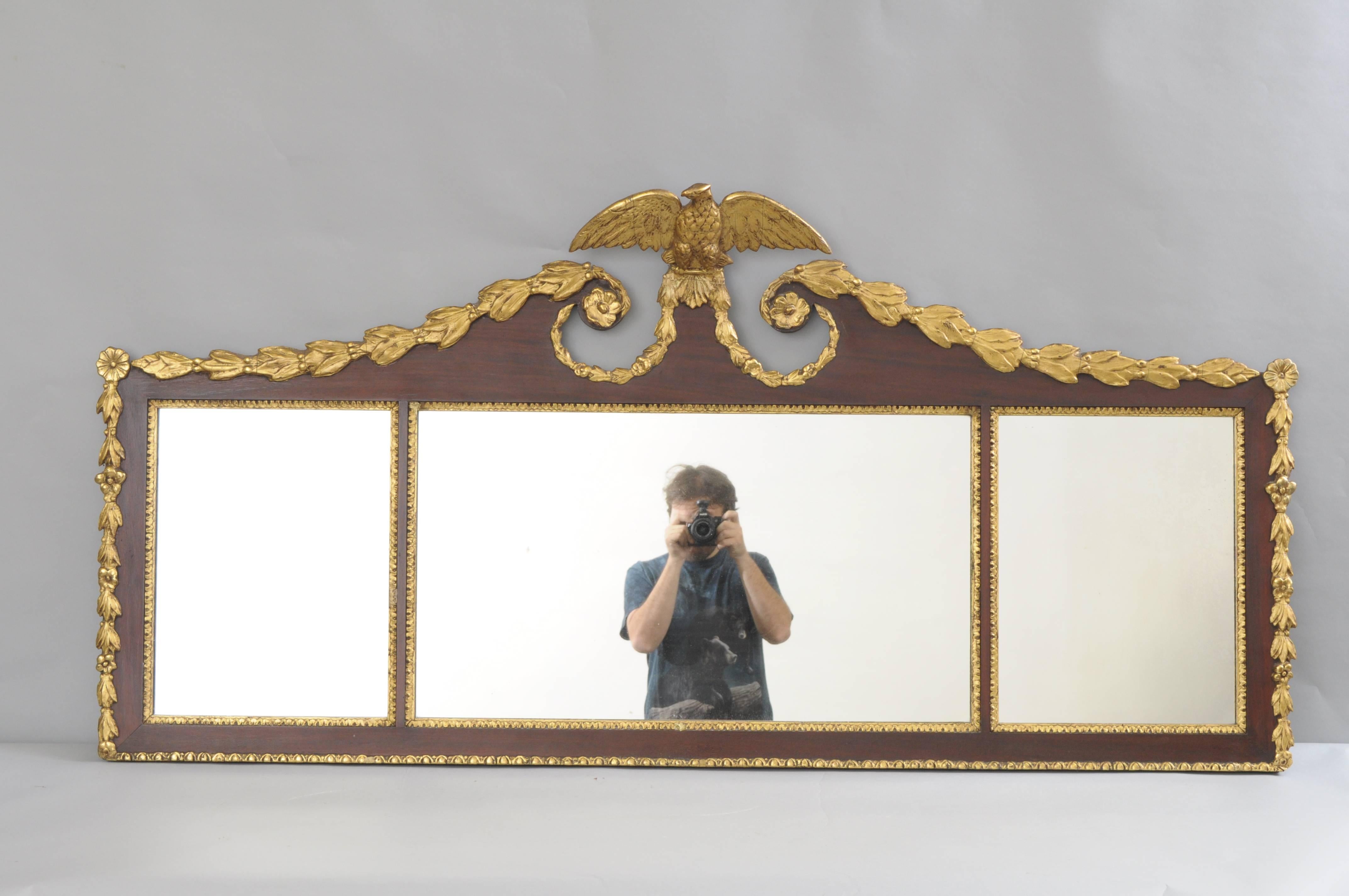 Grand miroir mural à trumeau à trois panneaux en acajou doré de style fédéral en vente 2