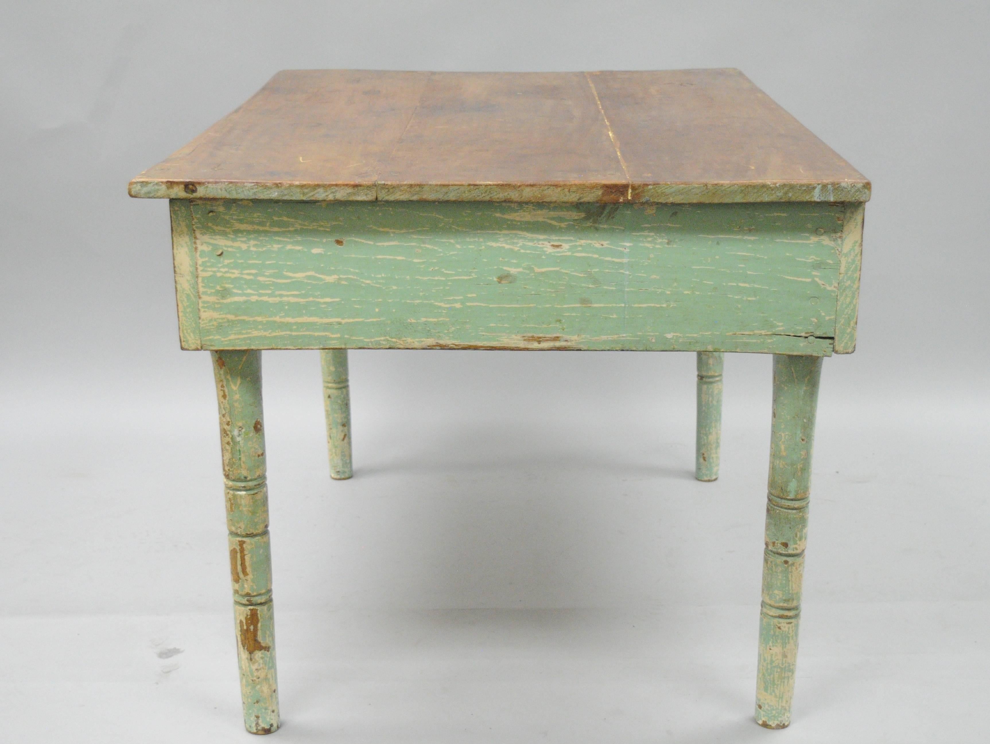 Amerikanischer primitiver blau-grüner, rustikaler Bauernhof-Tisch aus Barnholz, im Used-Stil, im Vintage-Stil (amerikanisch) im Angebot