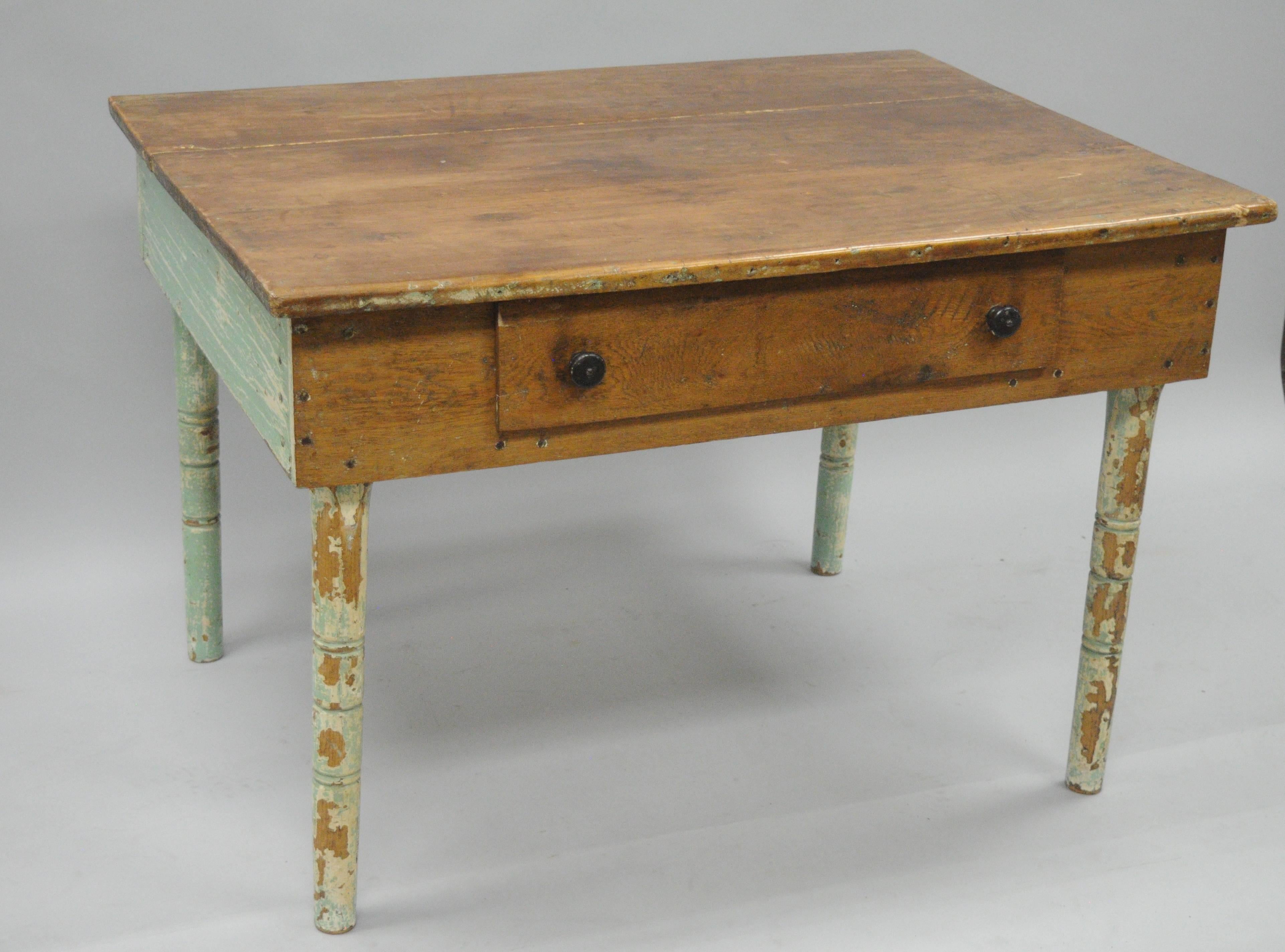 Amerikanischer primitiver blau-grüner, rustikaler Bauernhof-Tisch aus Barnholz, im Used-Stil, im Vintage-Stil im Angebot 3