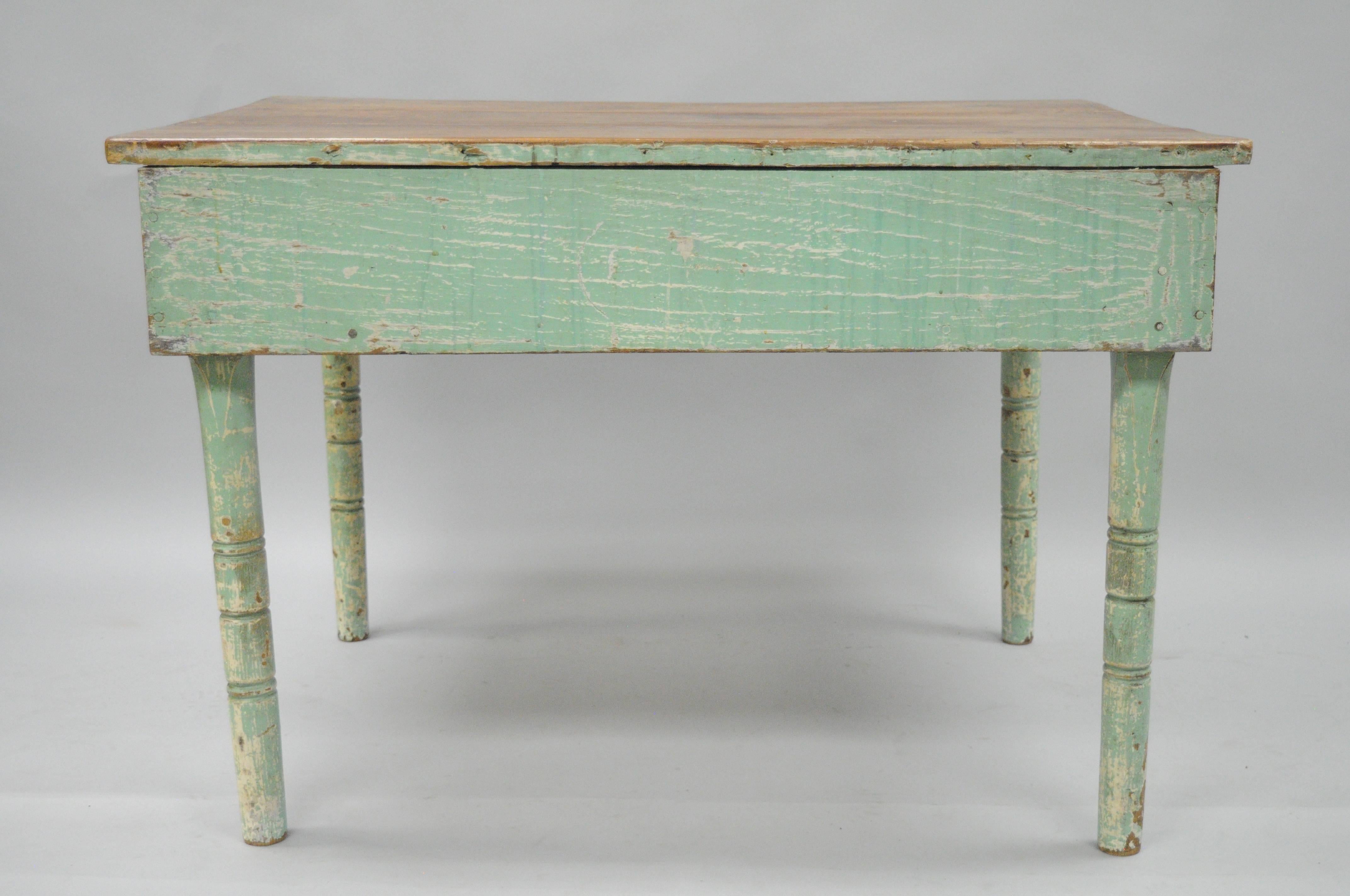 Amerikanischer primitiver blau-grüner, rustikaler Bauernhof-Tisch aus Barnholz, im Used-Stil, im Vintage-Stil (Holz) im Angebot