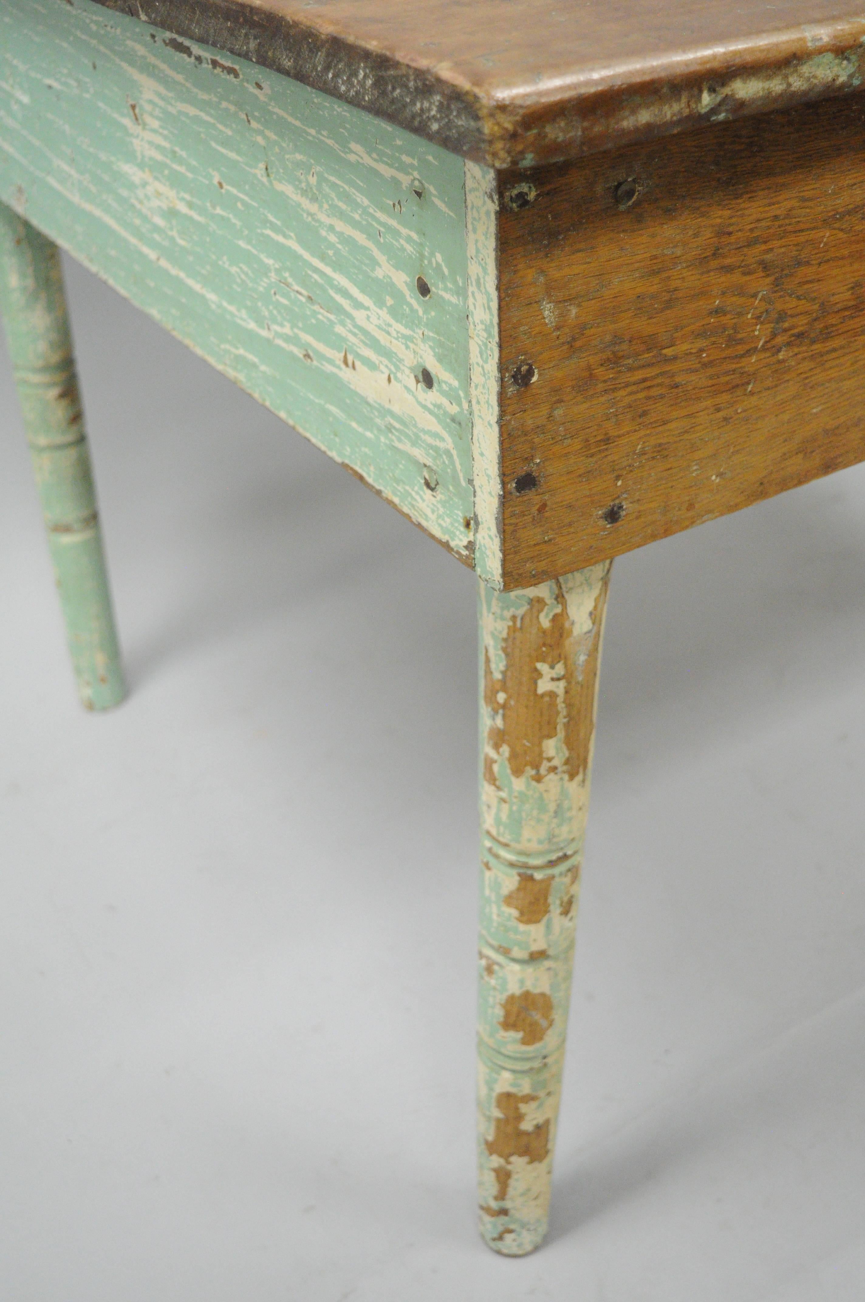 Amerikanischer primitiver blau-grüner, rustikaler Bauernhof-Tisch aus Barnholz, im Used-Stil, im Vintage-Stil (19. Jahrhundert) im Angebot