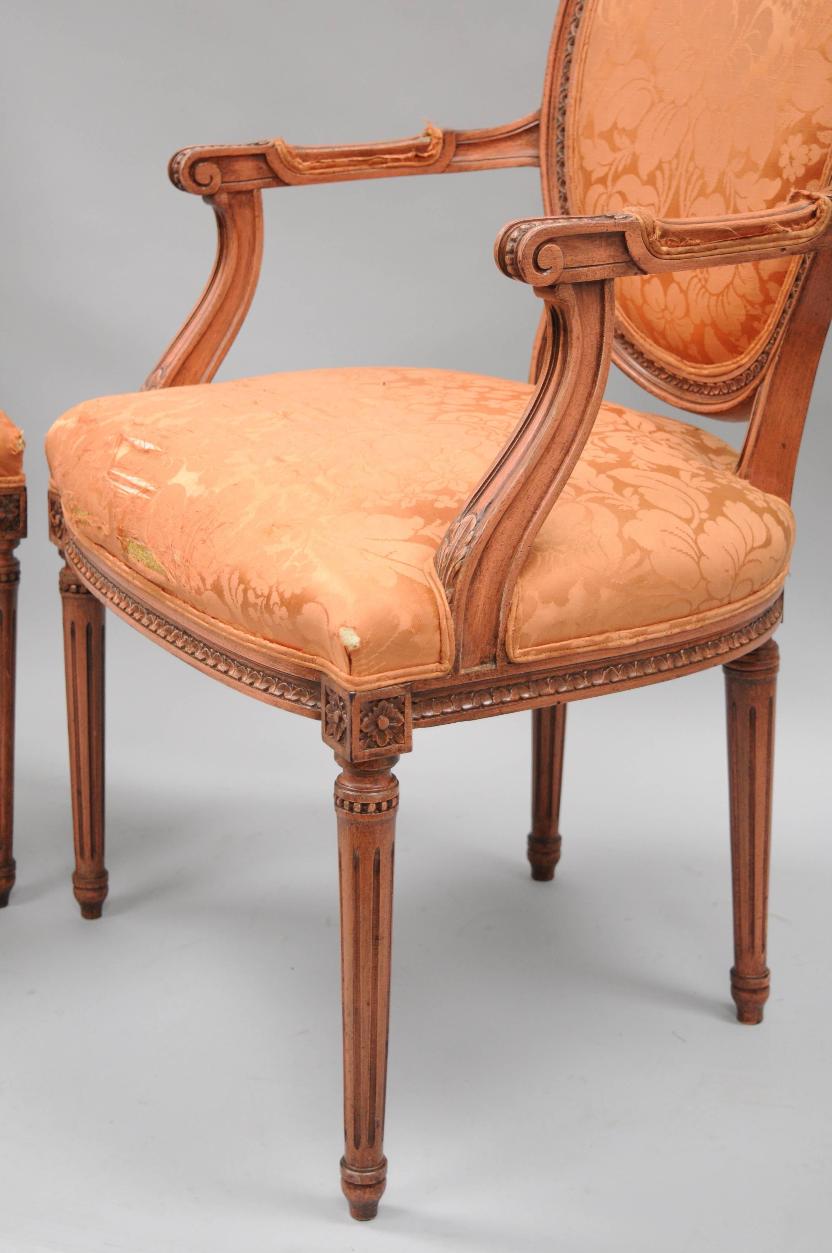 20ième siècle Paire de fauteuils de salle à manger de style Louis XVI à dossier ovale peint en rose vieilli en vente