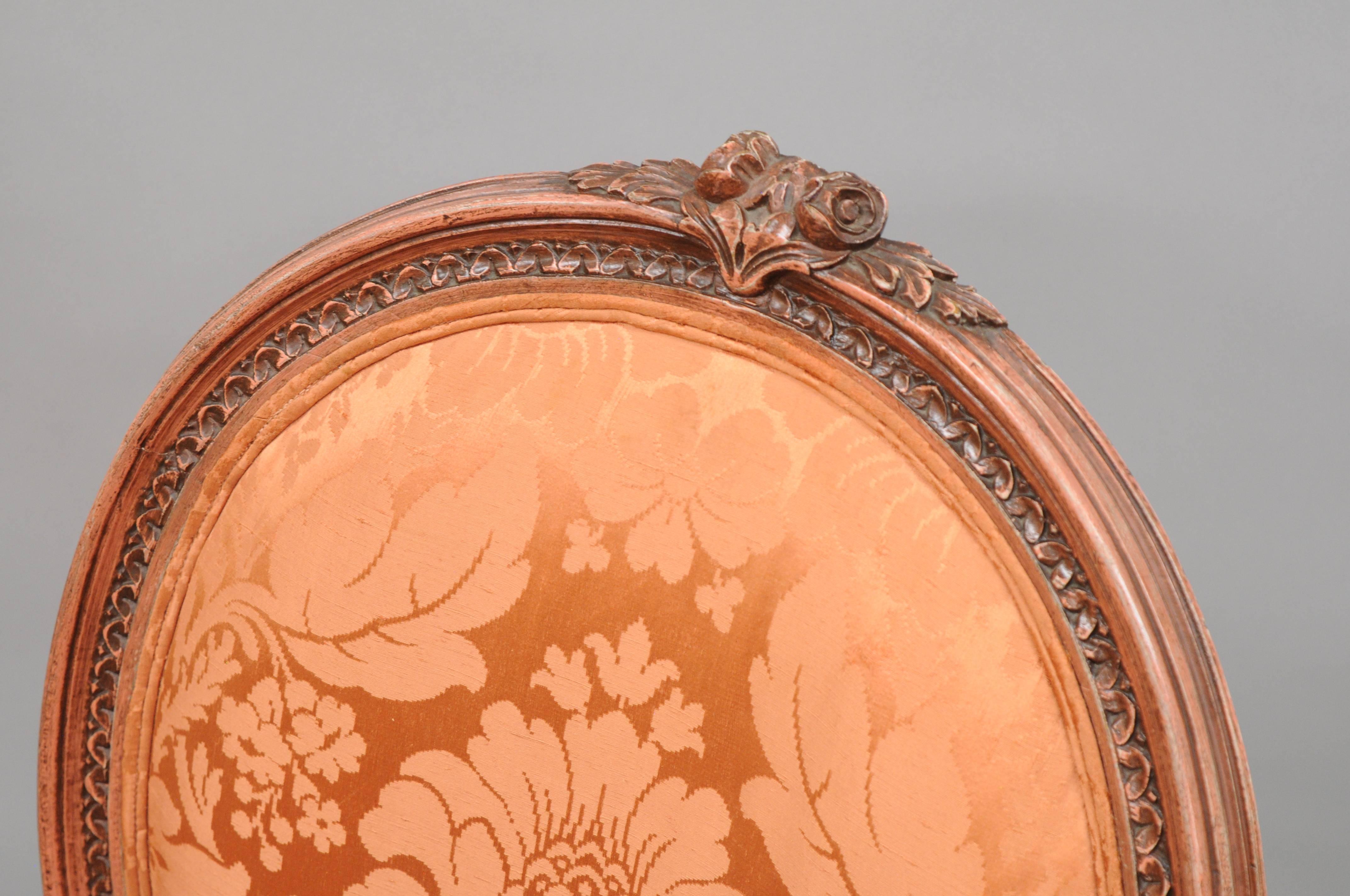 Paire de fauteuils de salle à manger de style Louis XVI à dossier ovale peint en rose vieilli Bon état - En vente à Philadelphia, PA