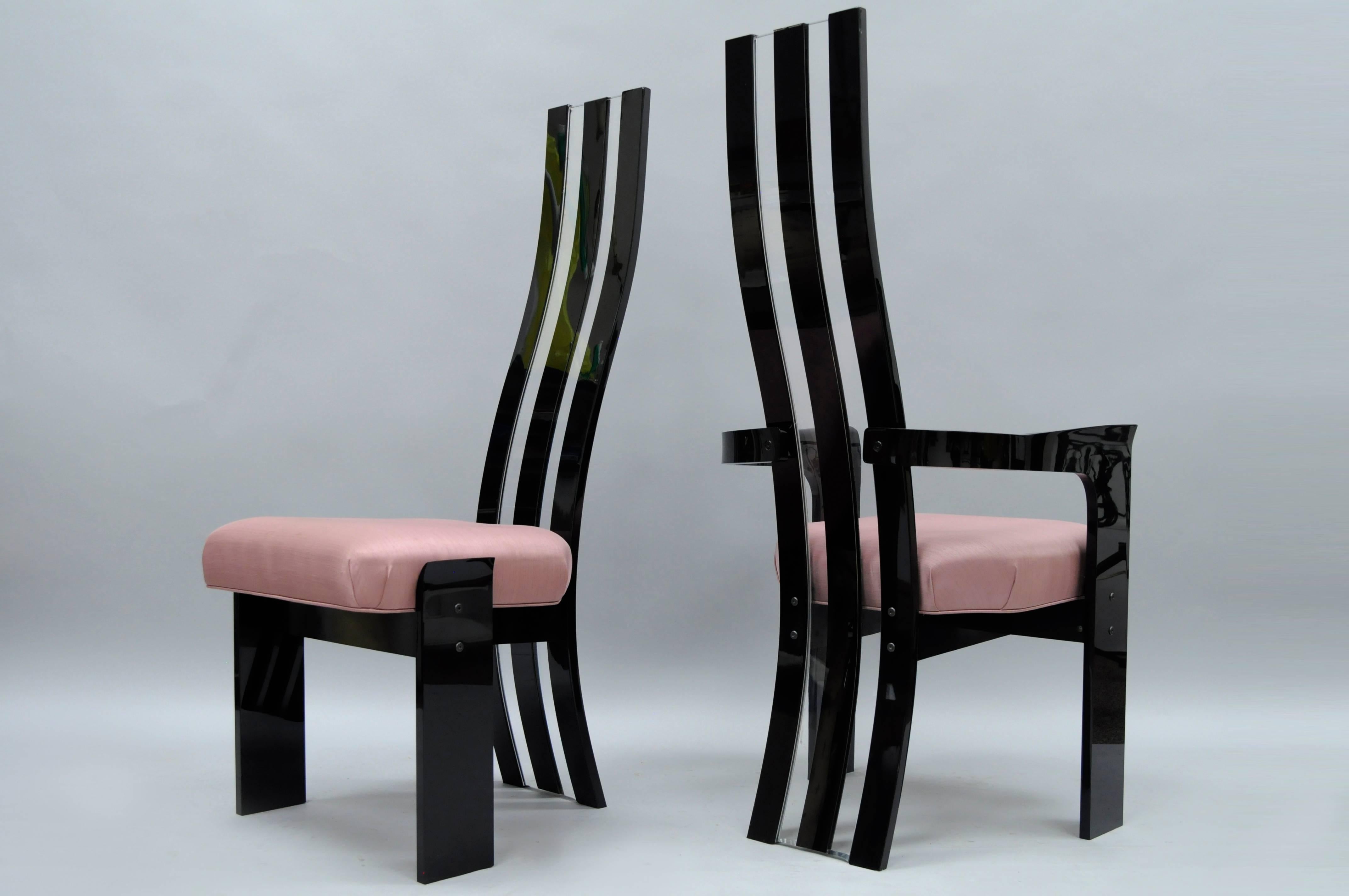 Ensemble de 6 chaises de salle à manger sculpturales en Lucite noir et transparent, de style moderne du milieu du siècle, par Hille Manufacturing. L'ensemble comprend deux fauteuils, quatre chaises d'appoint, de hauts dossiers sculptés noirs et
