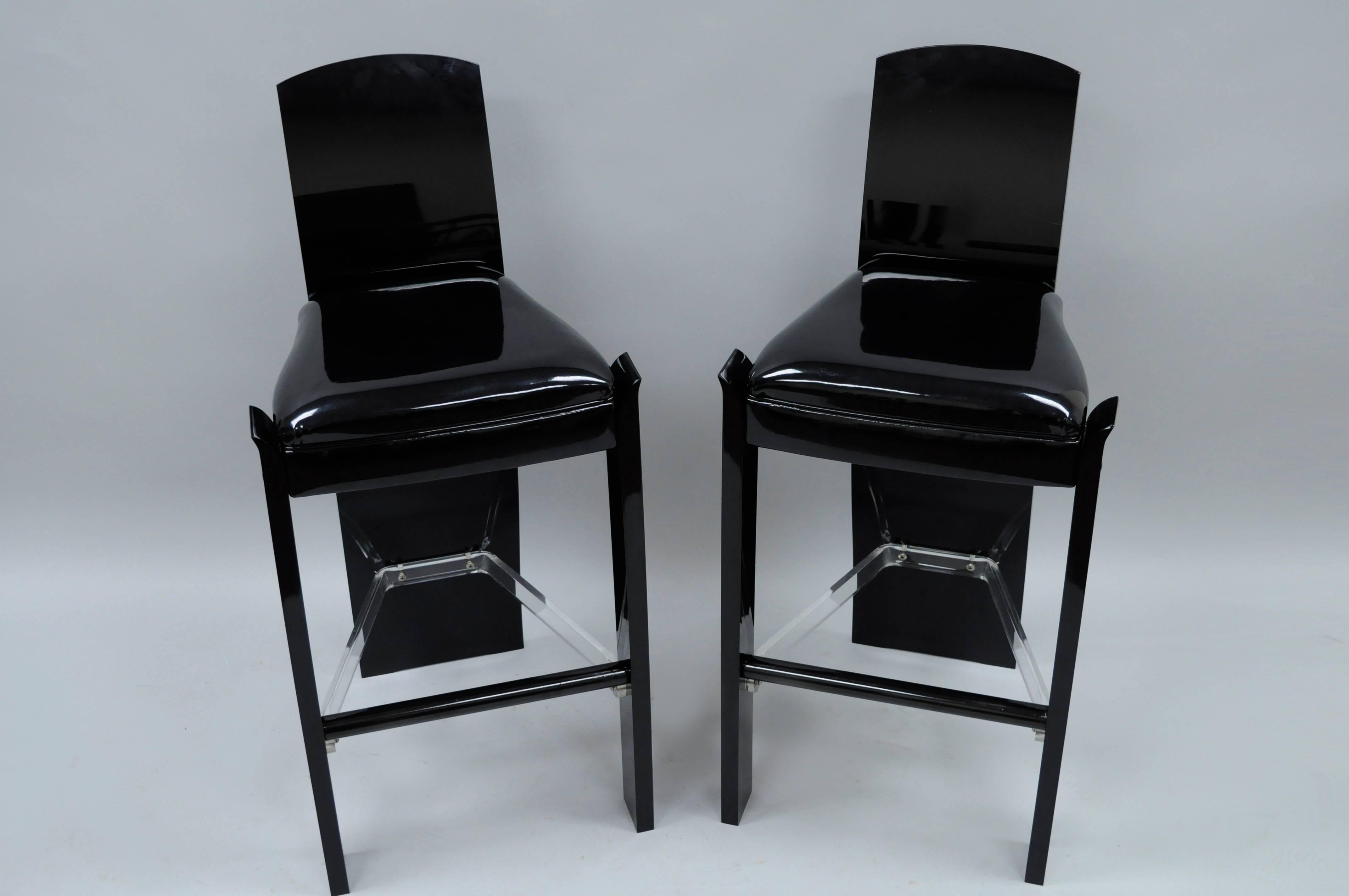 Pair of Black Lucite Hill Mfg. Mid Century Modern Curved Sculptural Bar Stools In Good Condition For Sale In Philadelphia, PA