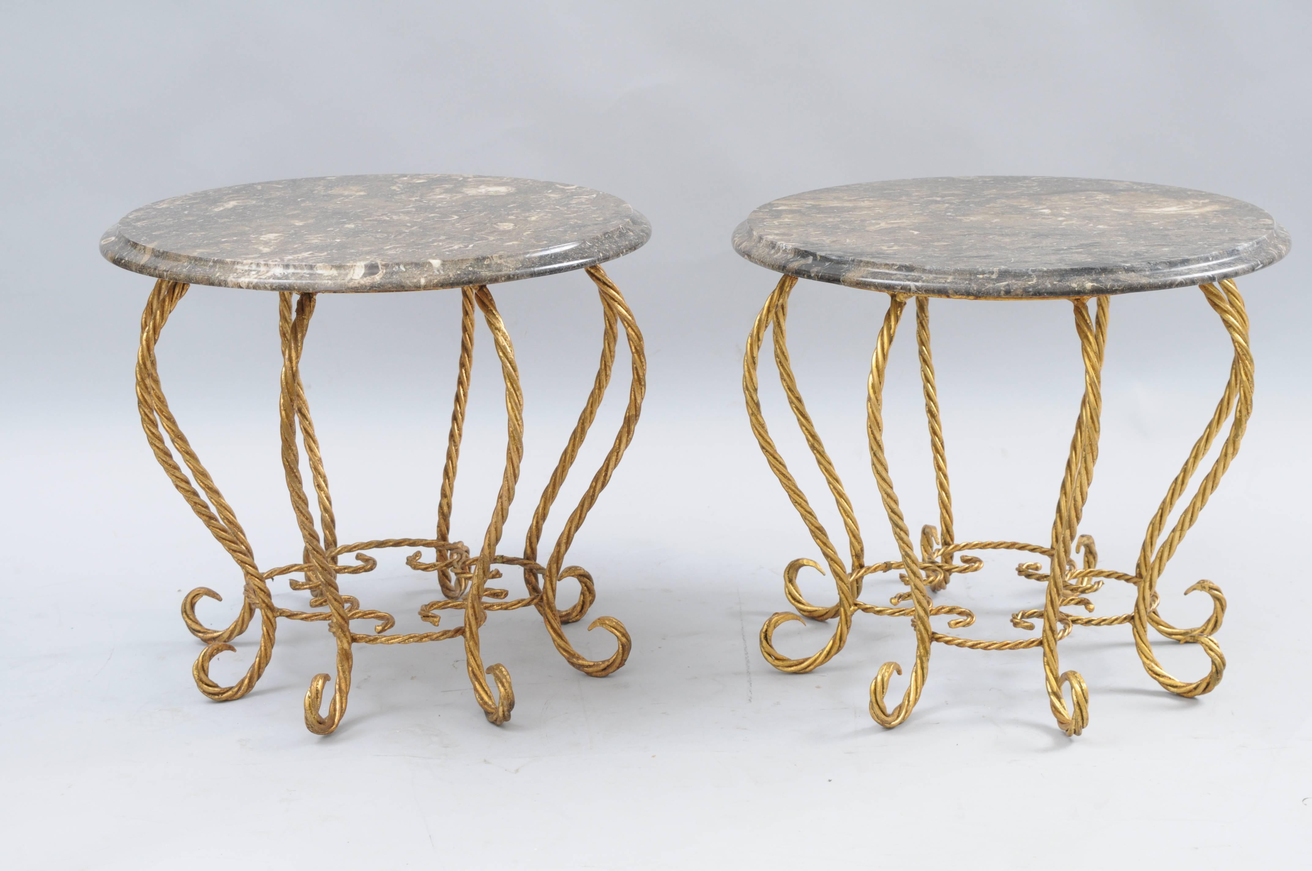 Paar italienische Hollywood Regency Gold vergoldet Eisen Seil Runde Marmorplatte Low Tables (Italienisch) im Angebot