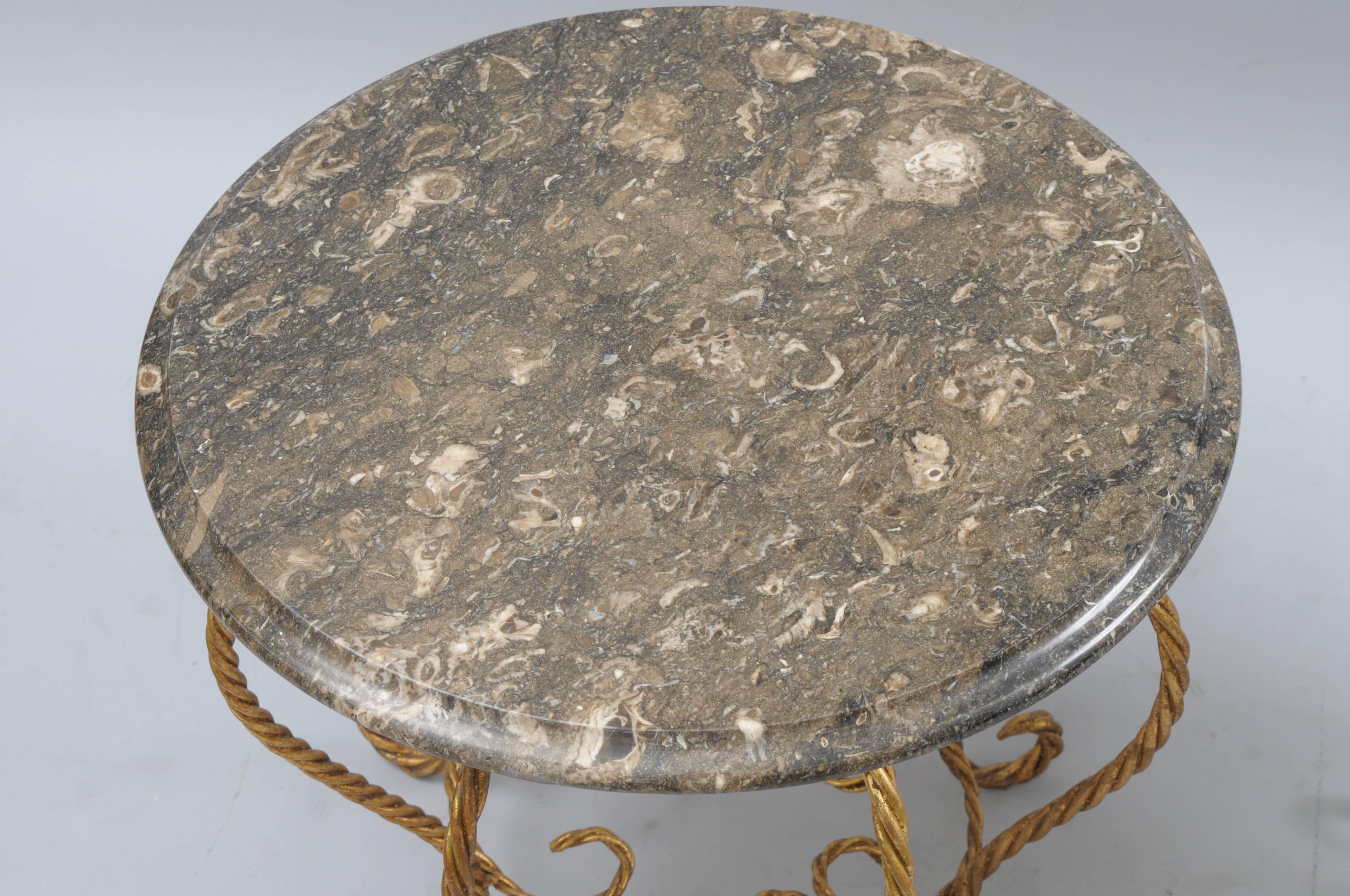 Paar italienische Hollywood Regency Gold vergoldet Eisen Seil Runde Marmorplatte Low Tables (Mitte des 20. Jahrhunderts) im Angebot