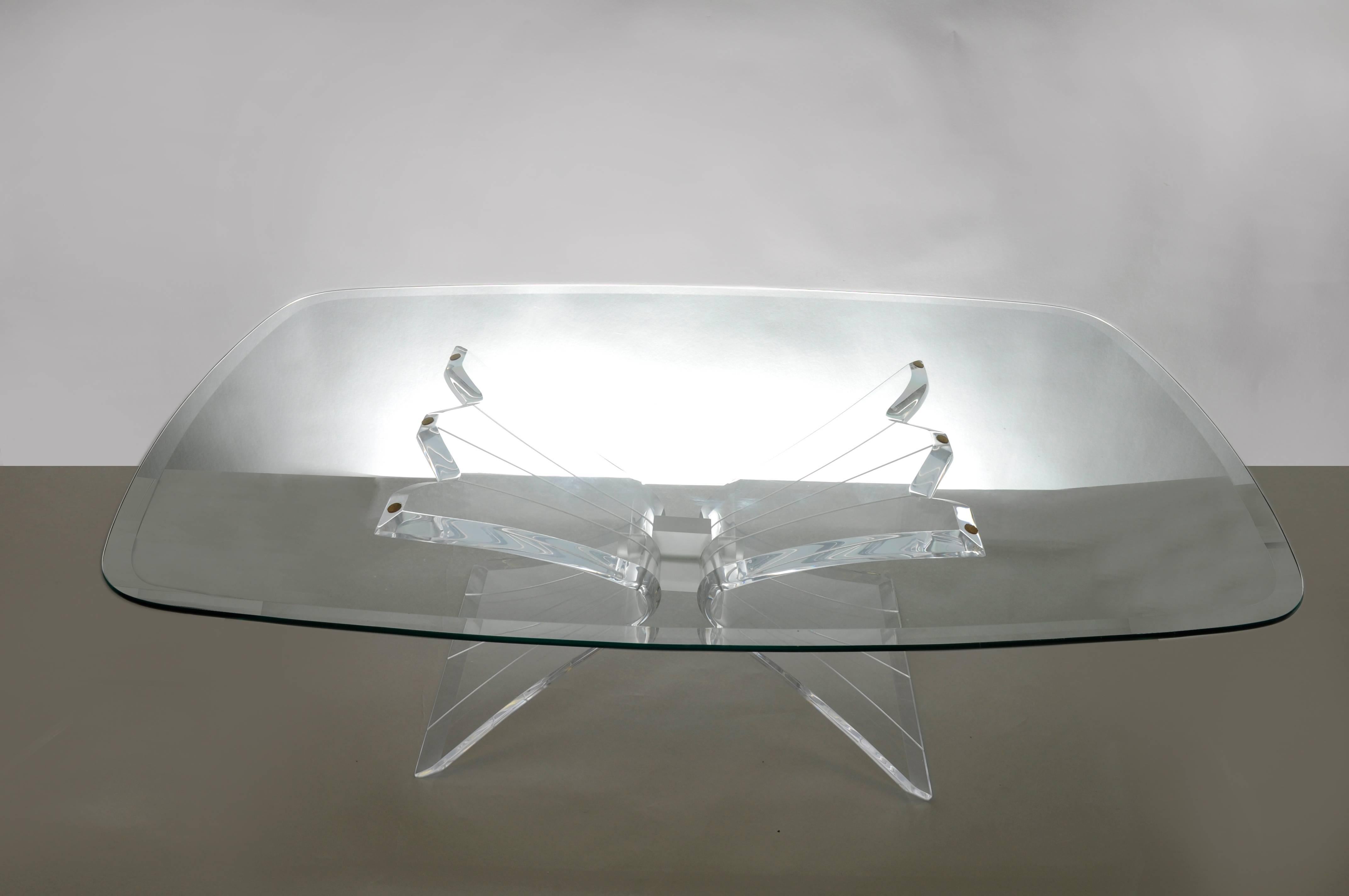 Américain Table basse en verre à oreilles de papillon en Lucite Hollywood Regency d'après Lion in Frost en vente