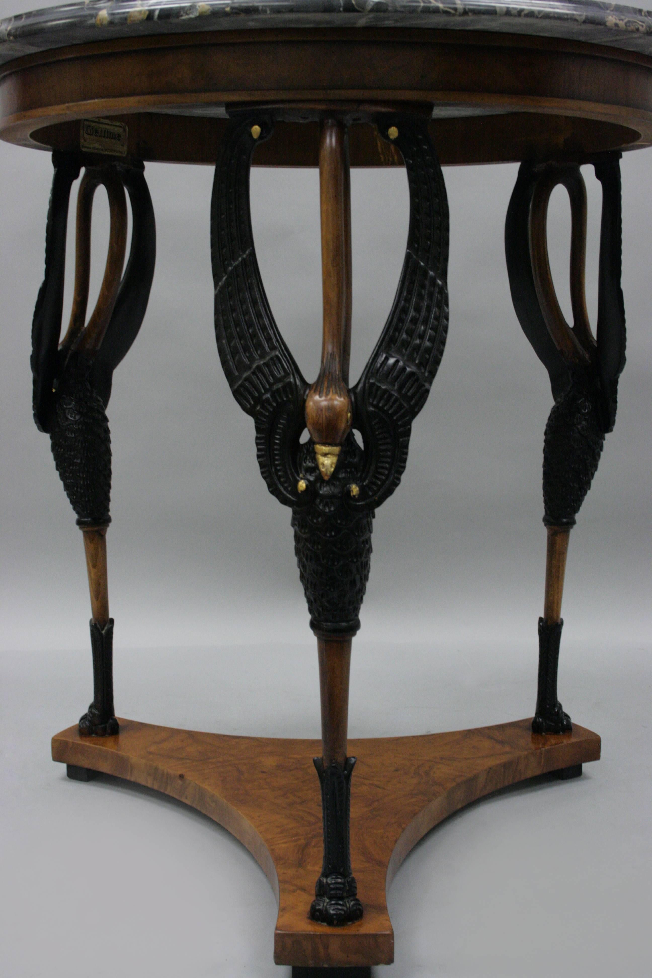Vintage Italian Regency neoclassical Empire style figural swan tripod Gueridon Center Table by Giemme. Item features a solid carved wood frame with three full winged swan birds, burl wood plinth, paw feet, black and gold painted accents, and a 1