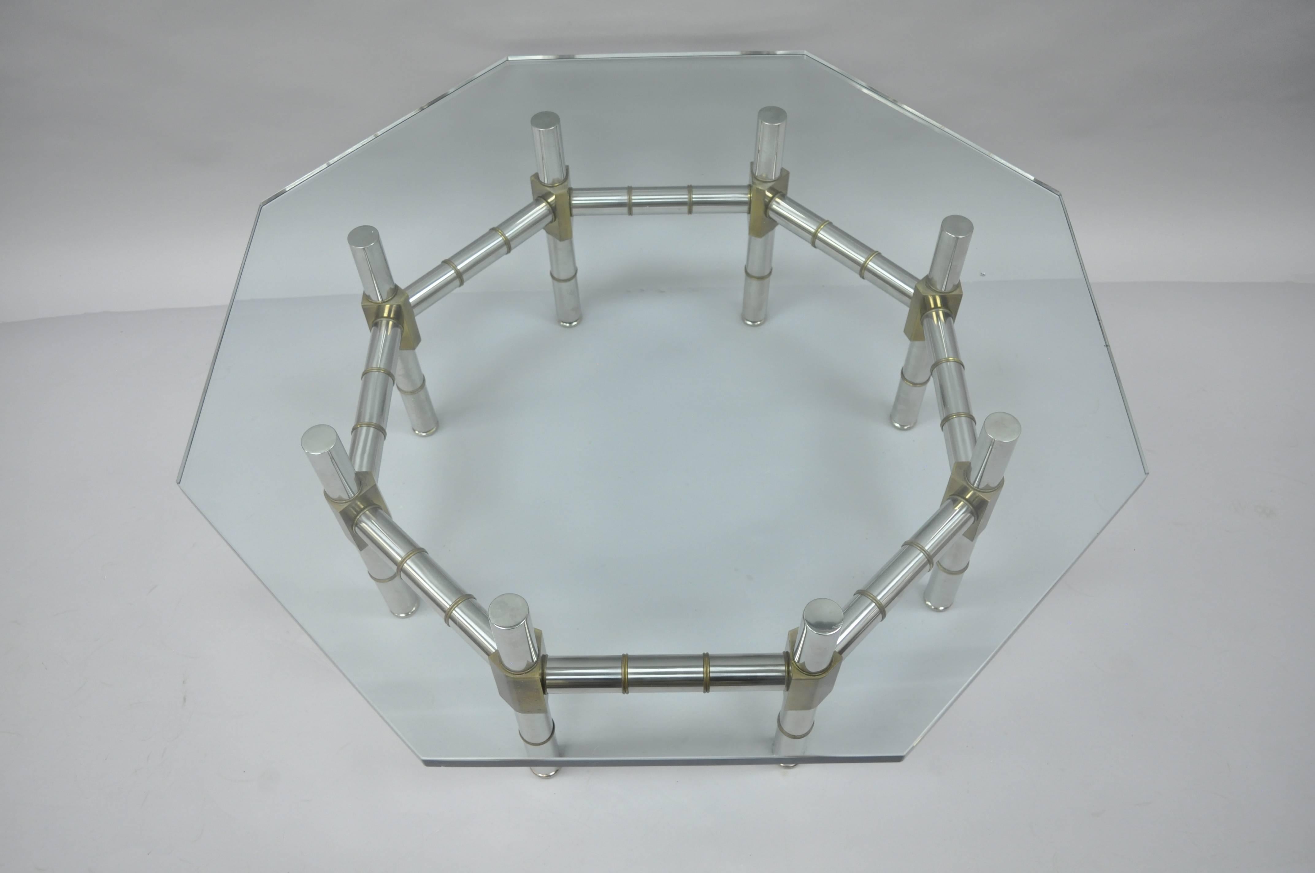 Table basse octogonale moderne du milieu du siècle dernier en chrome et laiton avec plateau en verre imitation bambou Bon état - En vente à Philadelphia, PA