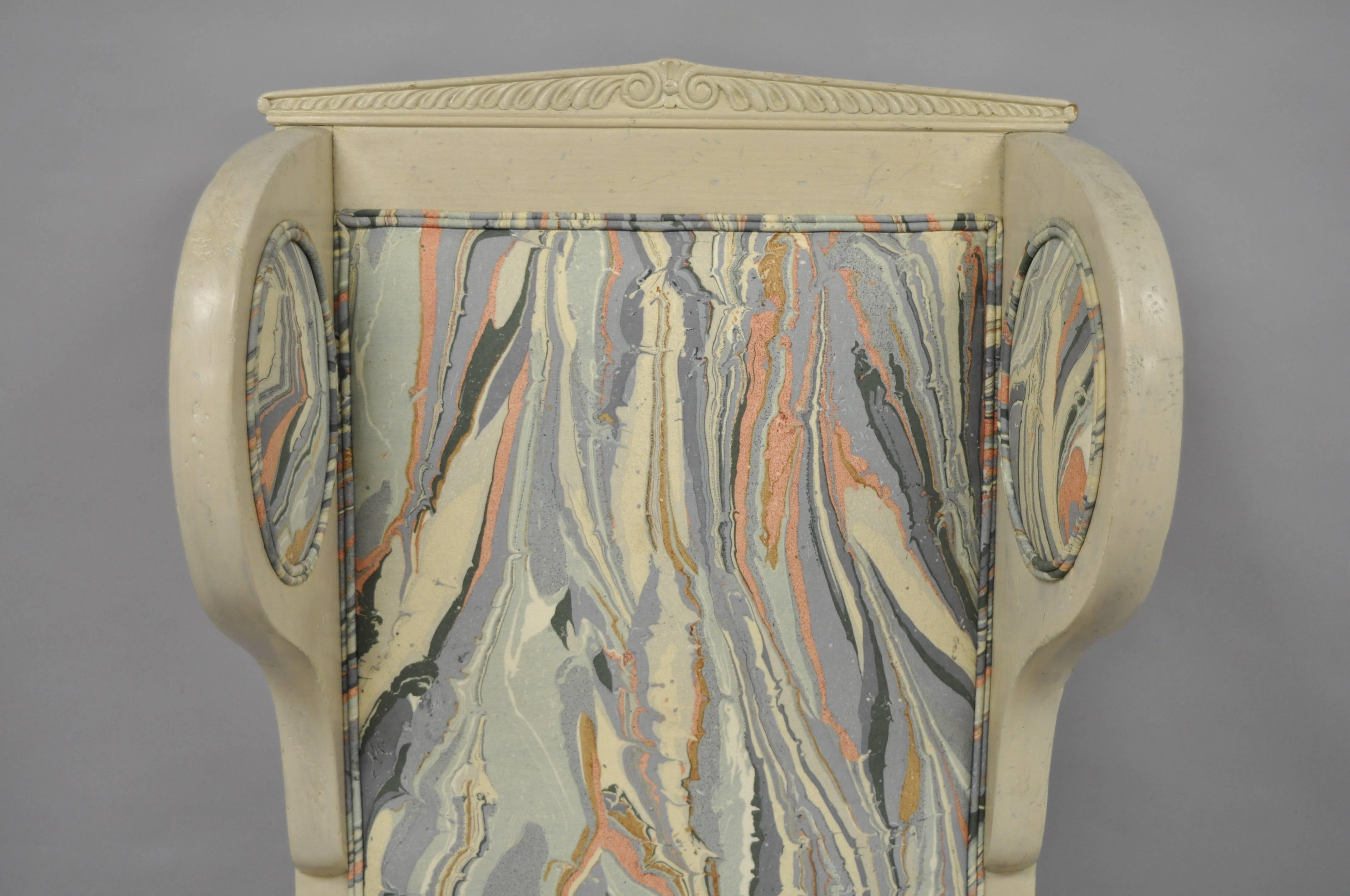 Tissu d'ameublement Fauteuil à haut dossier en tissu de marbre de style néoclassique Empire français avec dossier à oreilles en vente