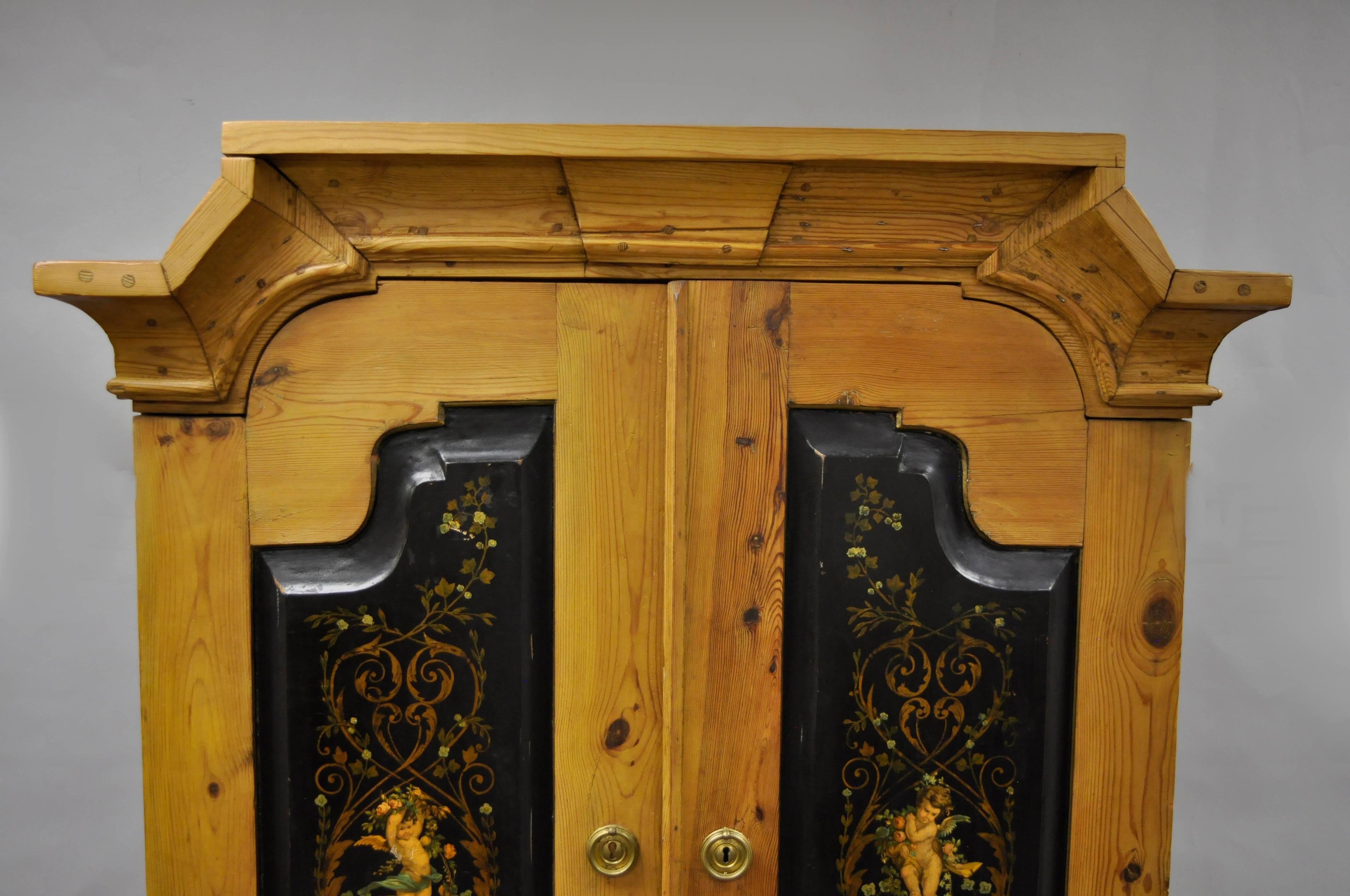 Armoire d'armoire néoclassique française d'antiquités en pin peint par Putti en vente 1