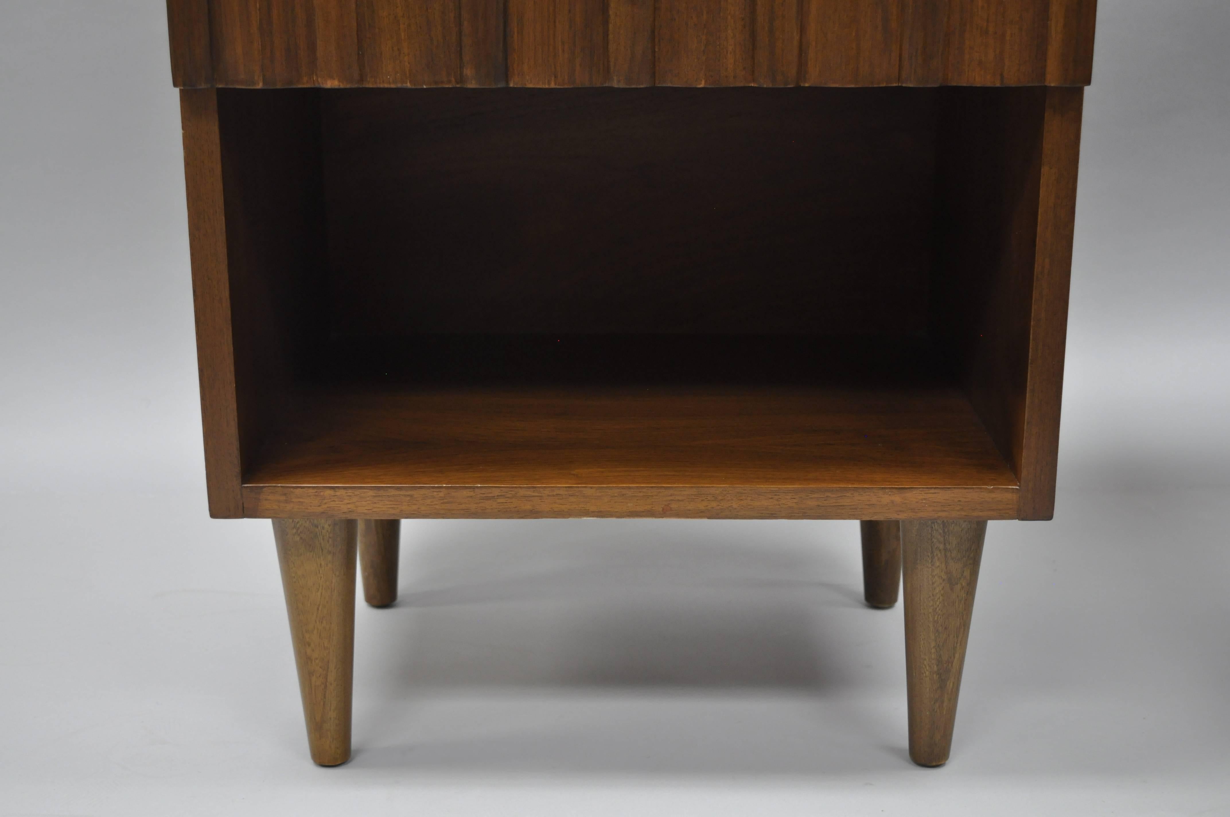 Veneer Pair of Vintage Mid Century Modern Danish Walnut Nightstands Bedside End Tables