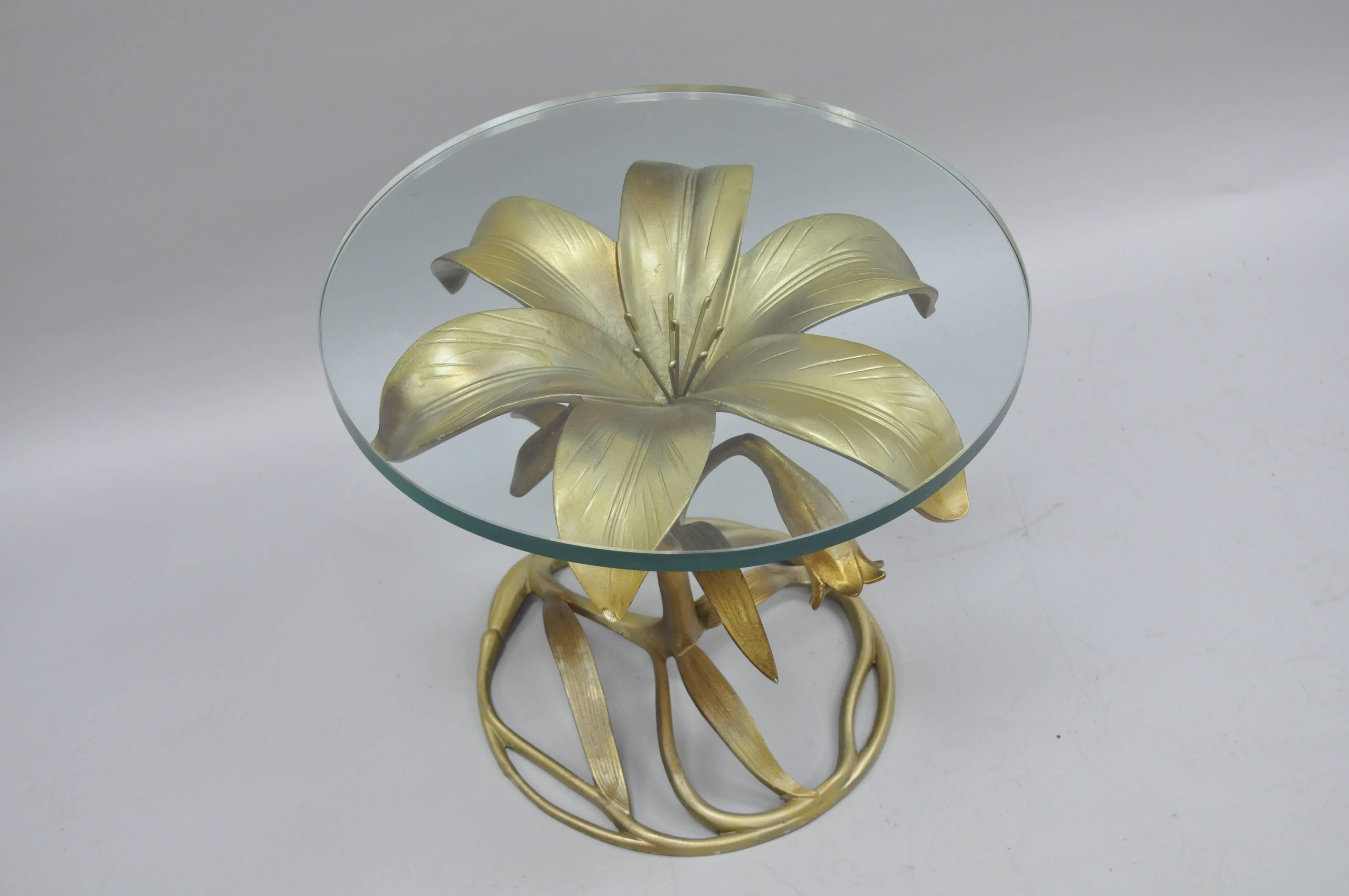 Vintage Hollywood Regency Arthur Court gold cast aluminum lily flower side table. Item features cast aluminium construction, thick glass top, sleek sculptural form. Glass approximately .5