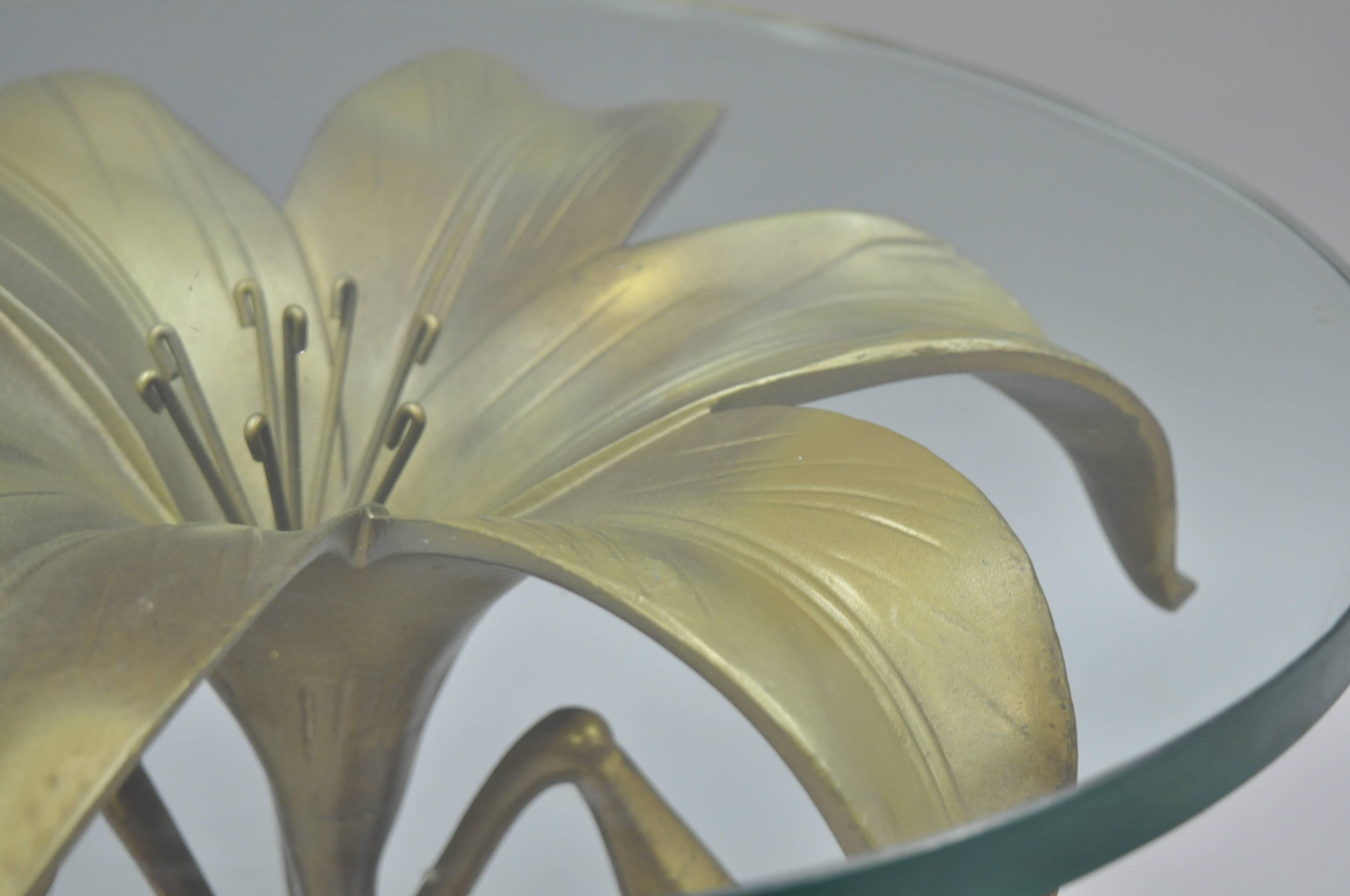 Arthur Court Lily Leaf Gold Flower Side End Table Round Glass Top Cast Aluminum In Good Condition In Philadelphia, PA