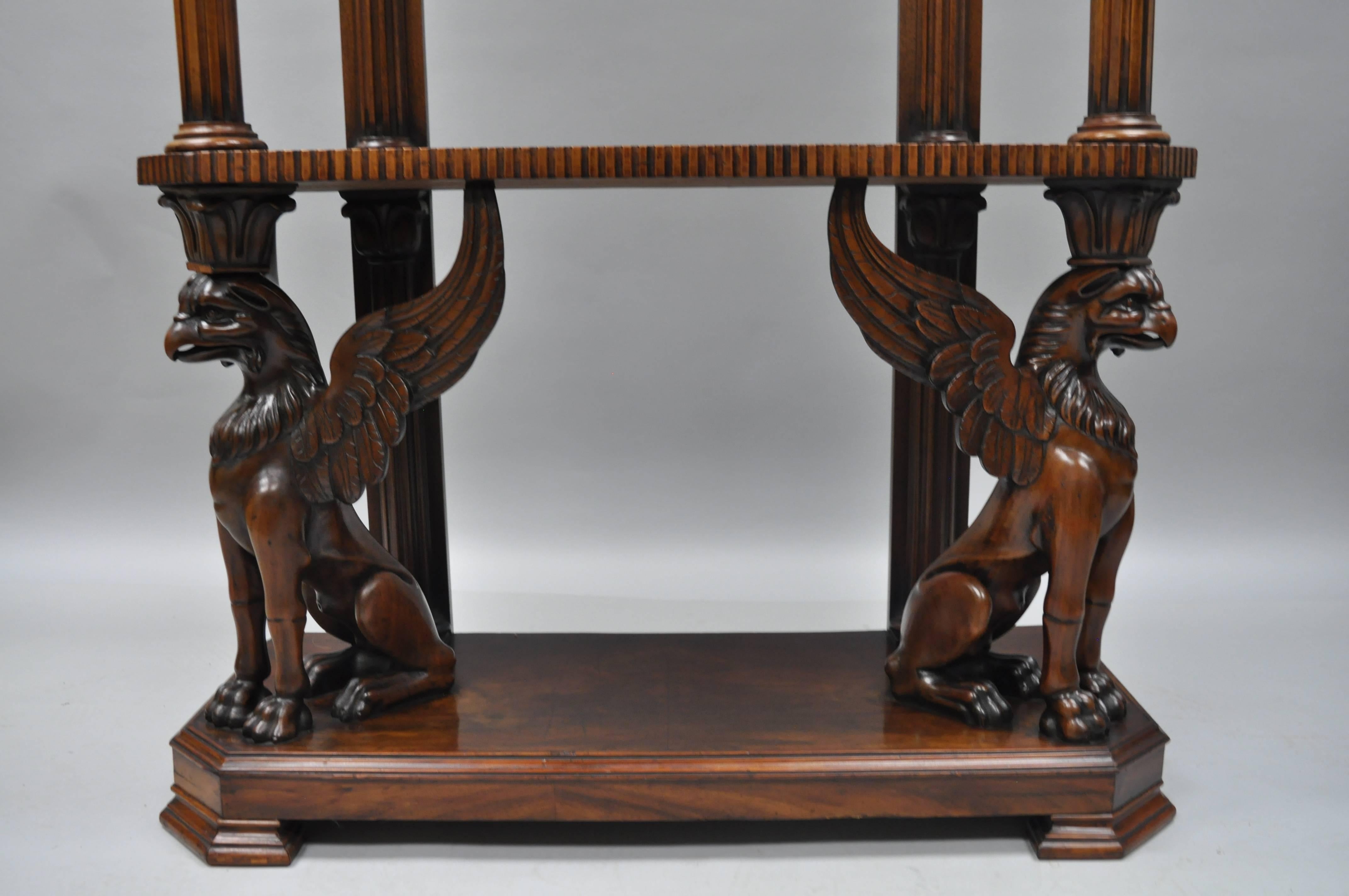 Paar geschnitzte Griffin-Bücherregal Curio-Ständer aus Mahagoni im Regency-Stil im Horner-Stil im Zustand „Gut“ im Angebot in Philadelphia, PA