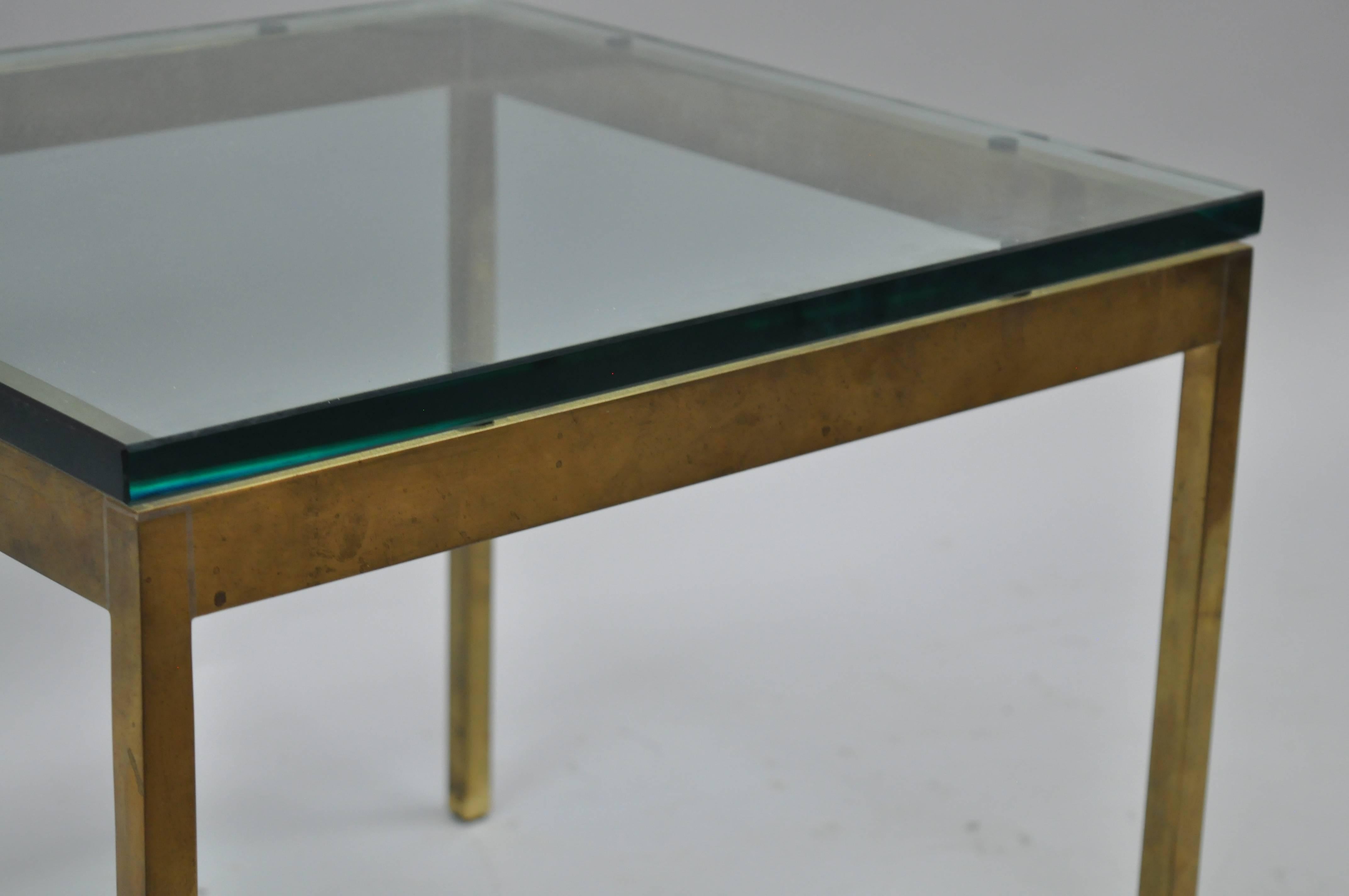 Fin du 20e siècle Table d'appoint carrée moderne mi-siècle en laiton bruni et bronze de Scope Furniture en vente