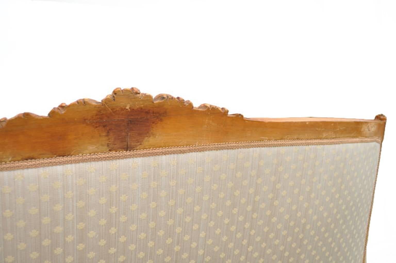 Feines geschnitztes französisches Sofa oder Canape aus Nussbaumholz im französischen Landhaus- oder Louis XV.-Stil, um 1920 im Zustand „Gut“ im Angebot in Philadelphia, PA