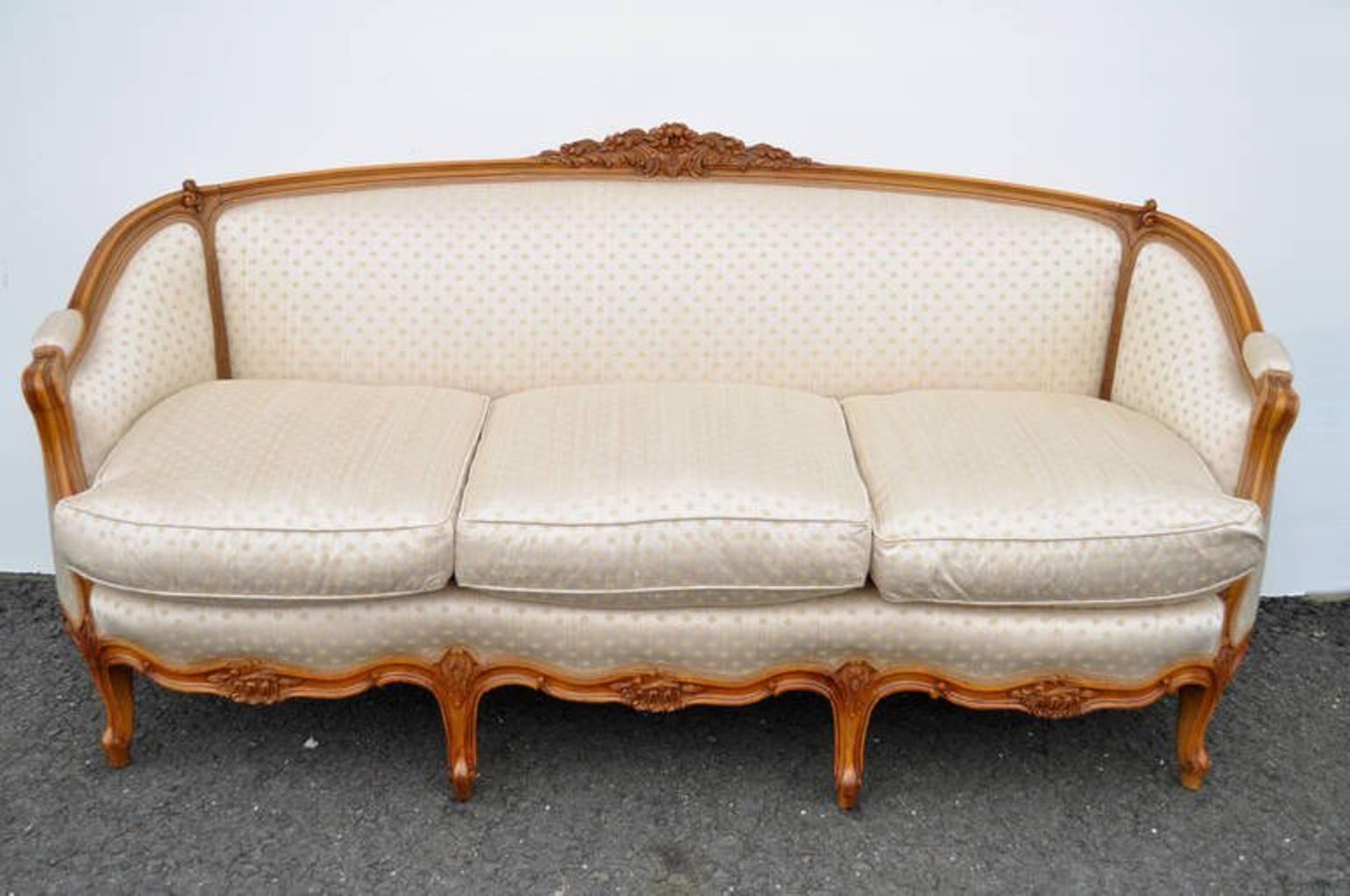 Feines geschnitztes französisches Sofa oder Canape aus Nussbaumholz im französischen Landhaus- oder Louis XV.-Stil, um 1920 (20. Jahrhundert)