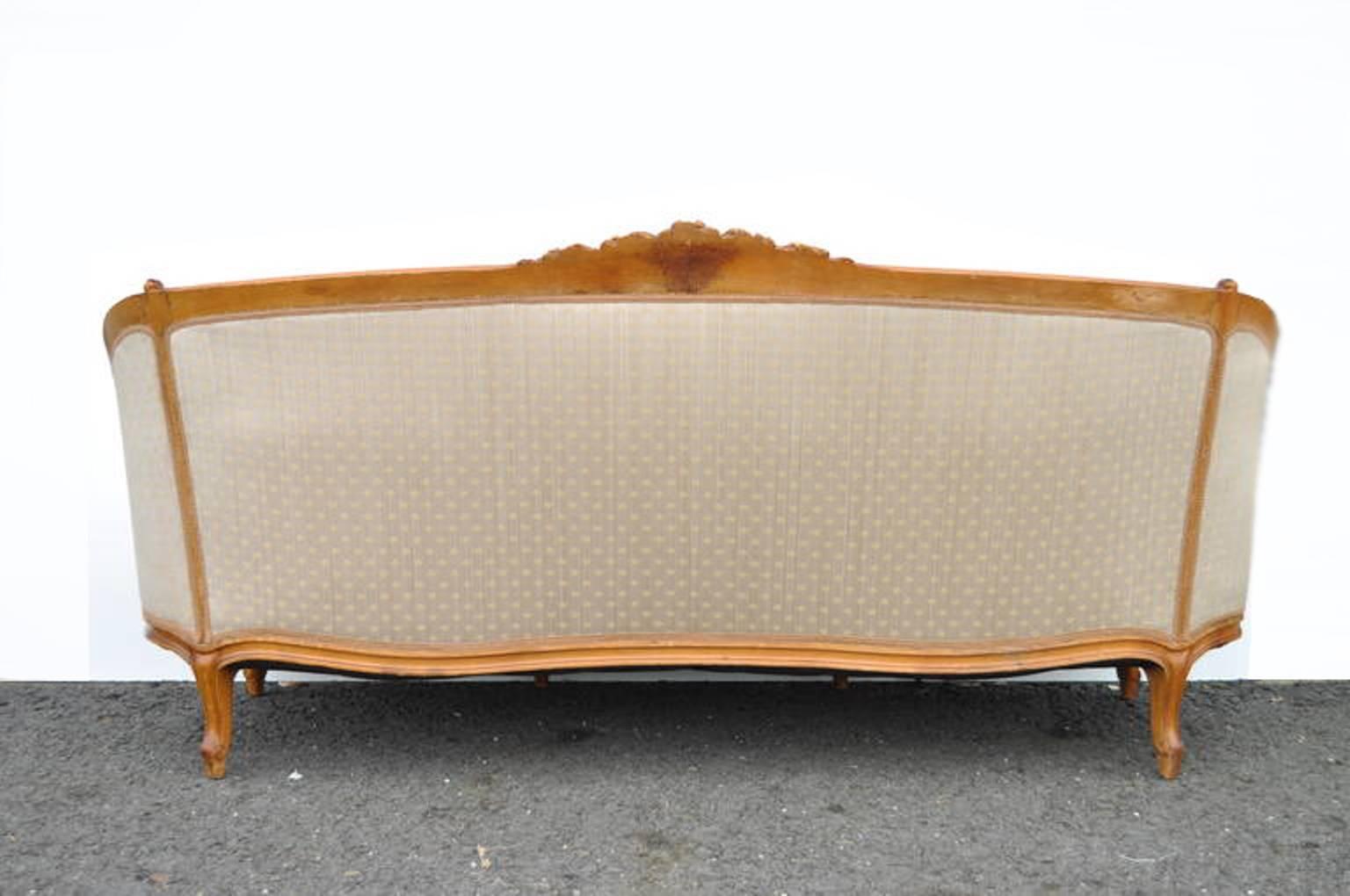 Feines geschnitztes französisches Sofa oder Canape aus Nussbaumholz im französischen Landhaus- oder Louis XV.-Stil, um 1920 (Geschnitzt) im Angebot