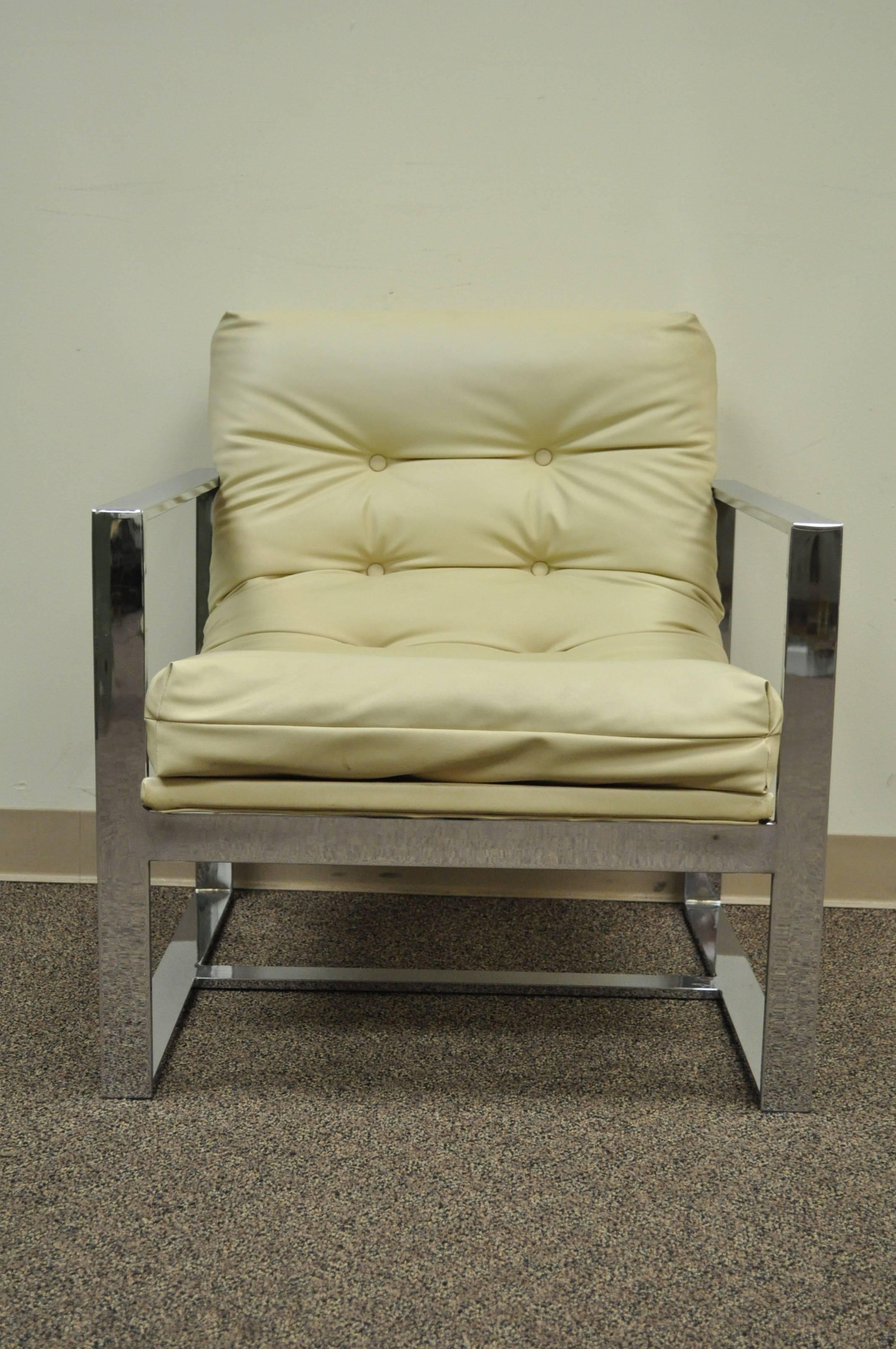Sehr auffälliger verchromter Sessel im Stil von Milo Baughman für Thayer Coggin. Der Stuhl besticht durch seine breite Statur und die solide Chrom-Flachstangenkonstruktion mit nahtlosen Verbindungen. Die Höhe der Arme beträgt 23