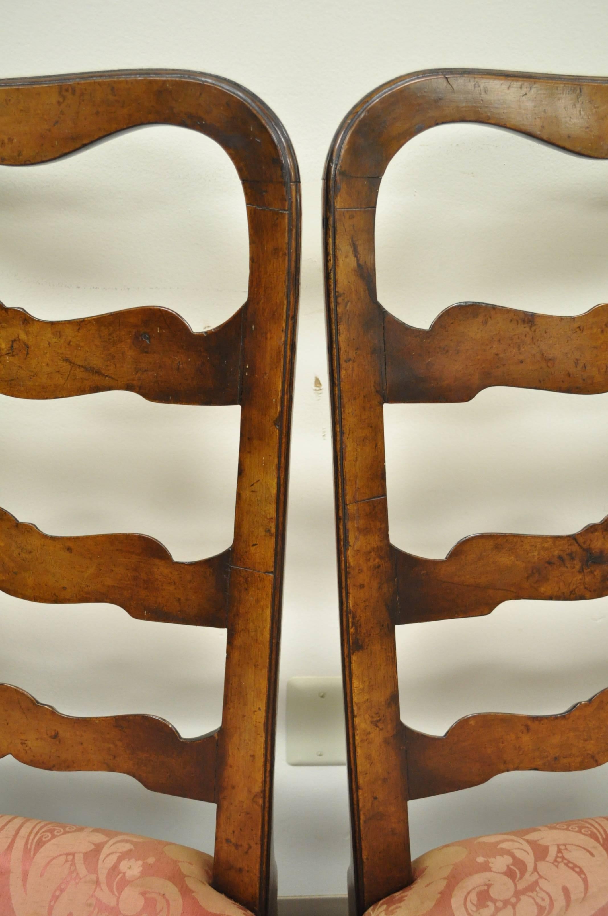 Paire de chaises de salle à manger d'appoint George II du 18ème siècle en noyer sculpté à la main avec dossier en échelle en vente 4